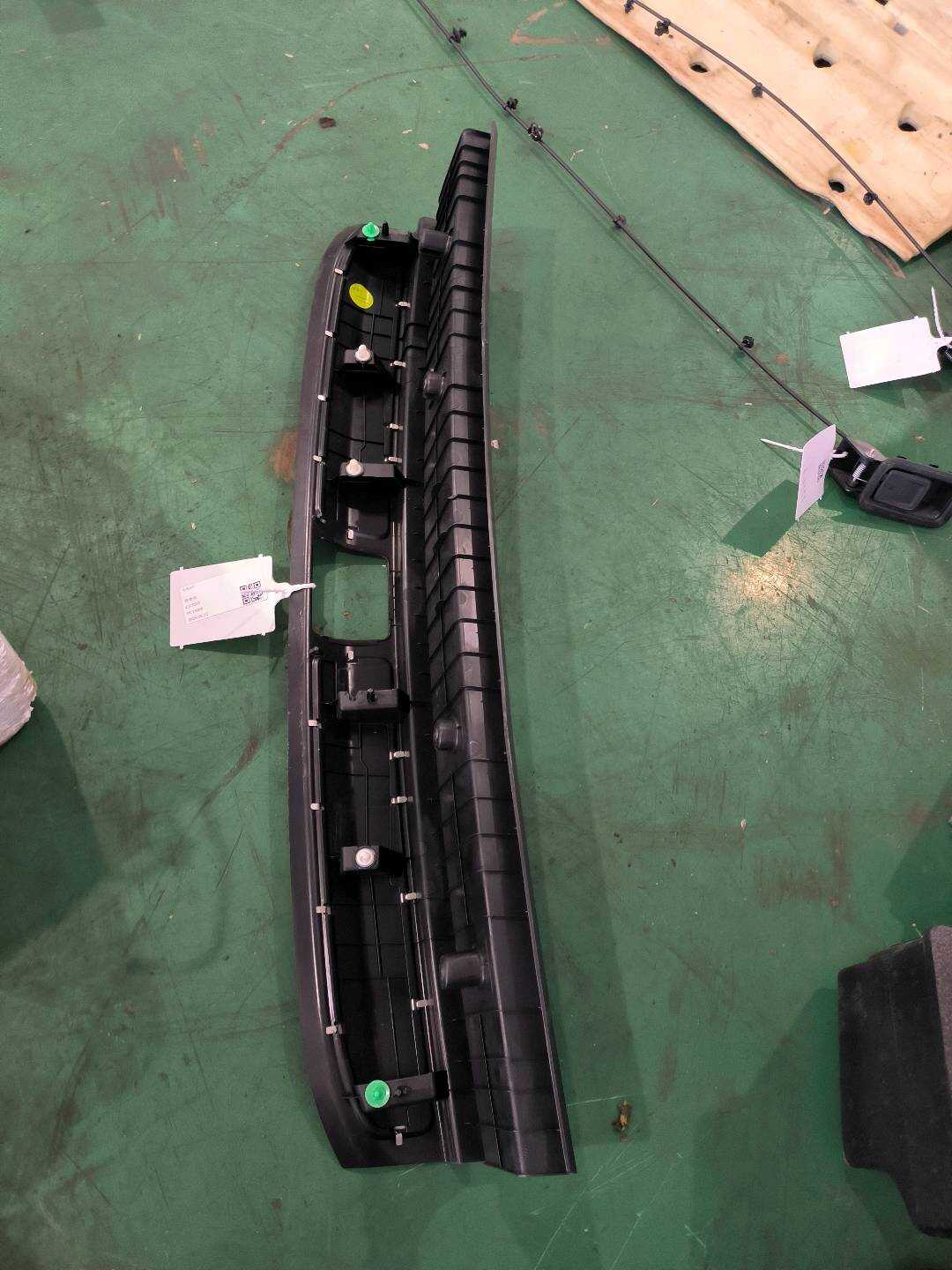 P0060418AI ES6 Tailgate Sill Molding Assembly