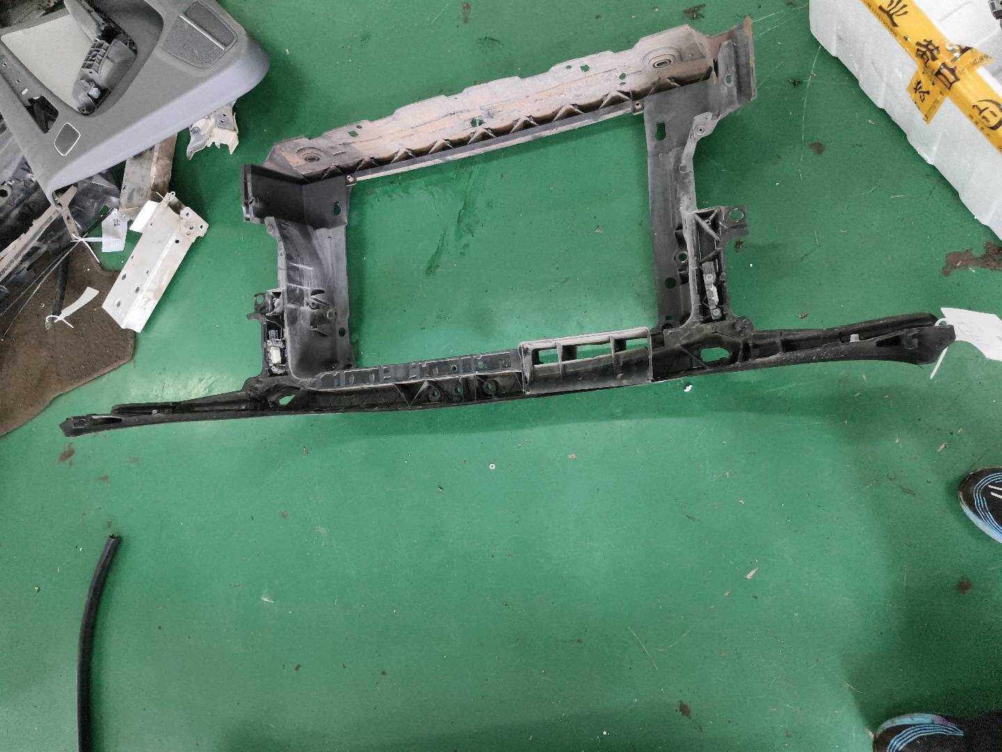 8P0805588L Radiator Support