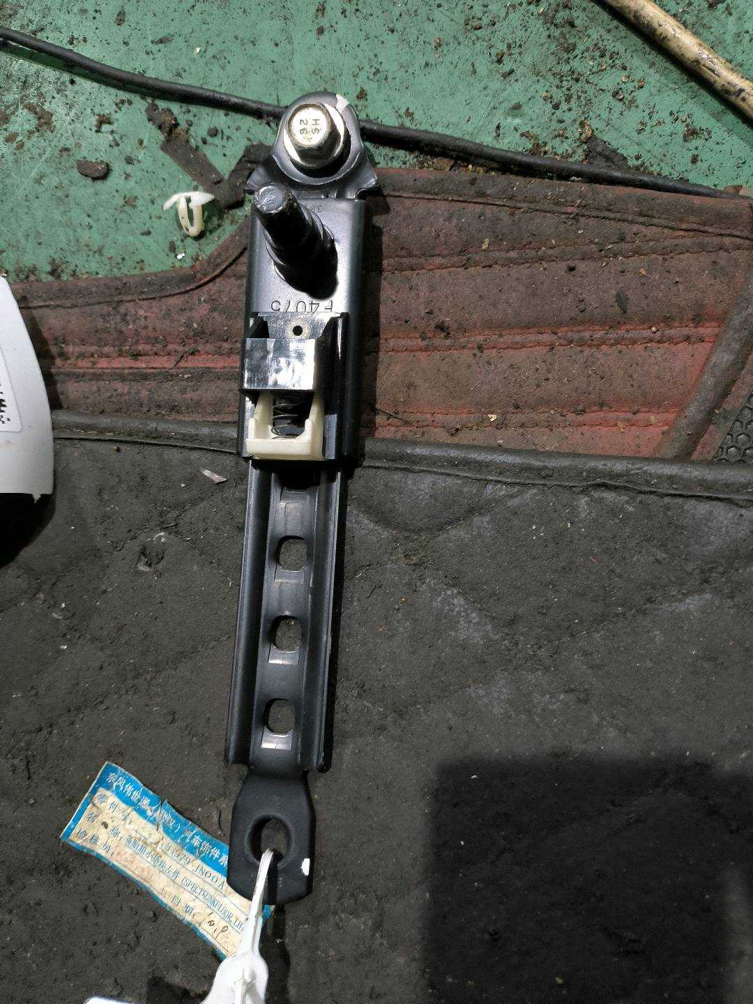 878249W200 副驾驶员座椅安全带高度调节器