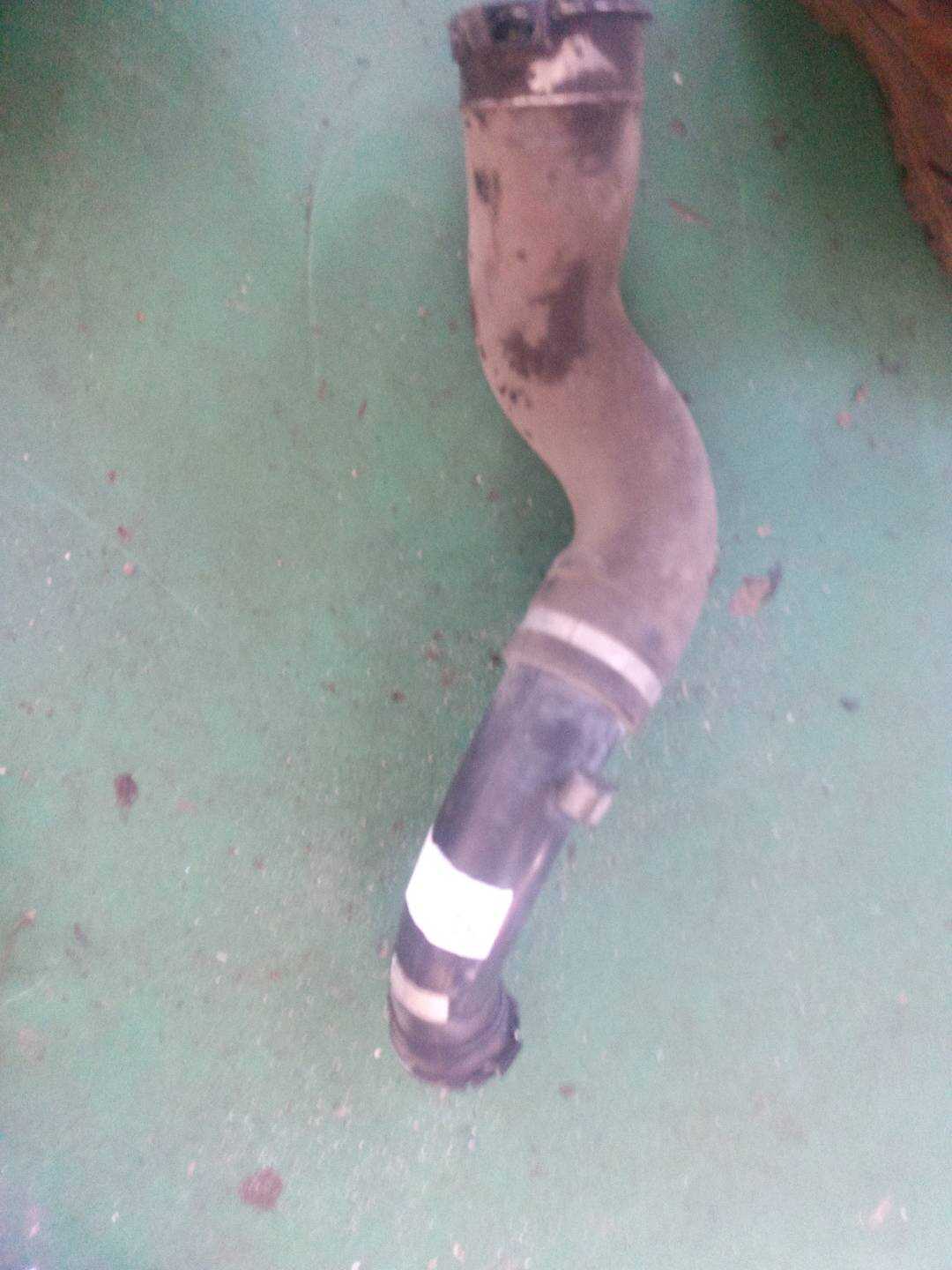 13717597587 增压中冷器出气管