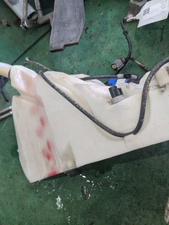 T2H8377 Front Windshield Washer Reservoir