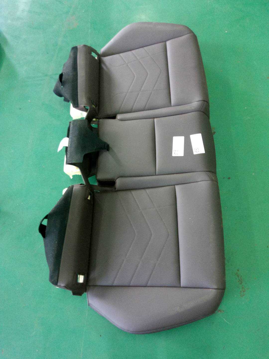 52205A3CB56 后座椅底座面罩