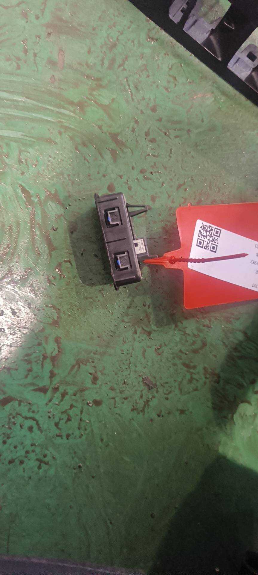 156129212 尾门内开关