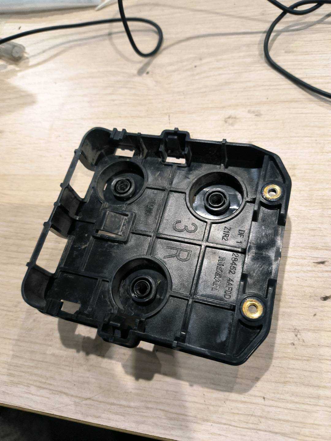 284524AF0D 盲点监视器支架(右)