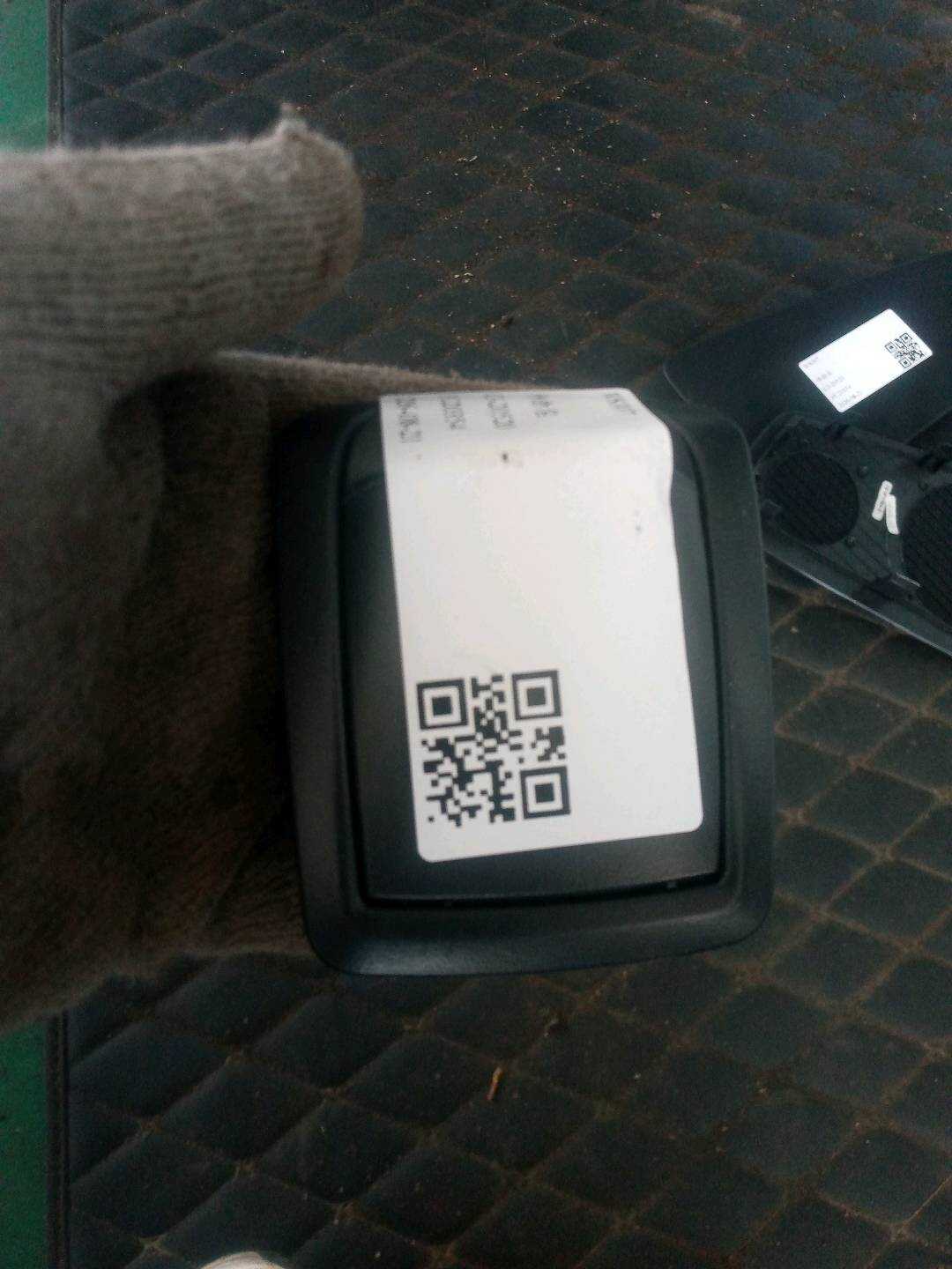 51467458431 后窗台饰板固定带盖罩