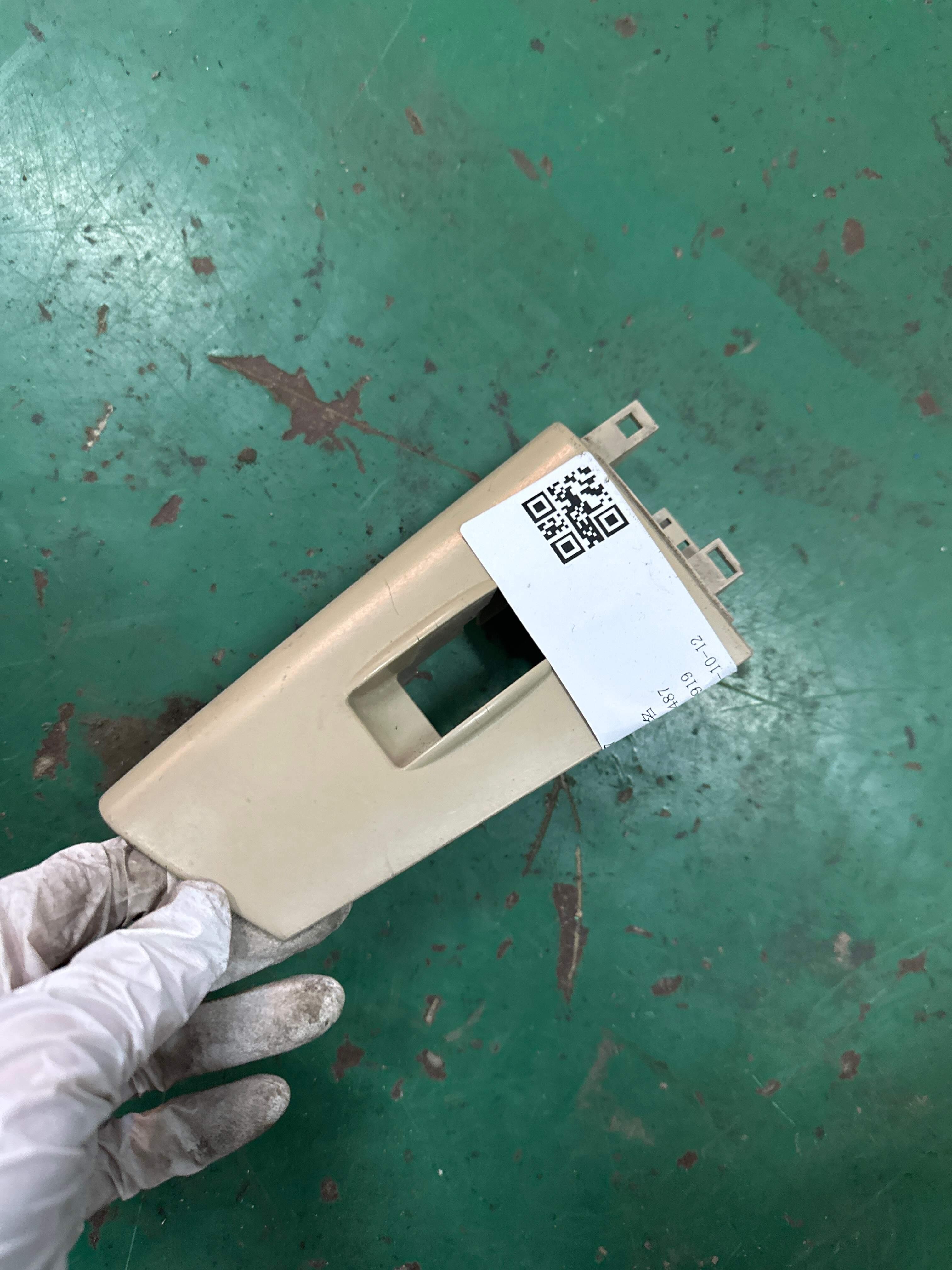 7427212450B1 后门玻璃升降开关装饰板(左)