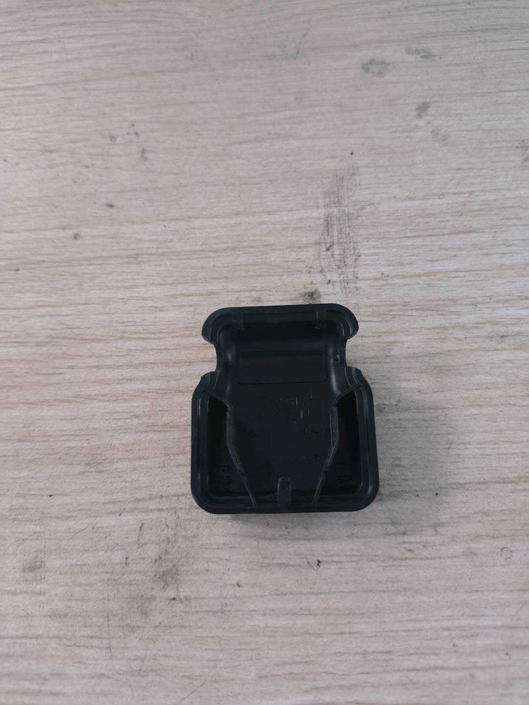 51477068931 锁定件饰板