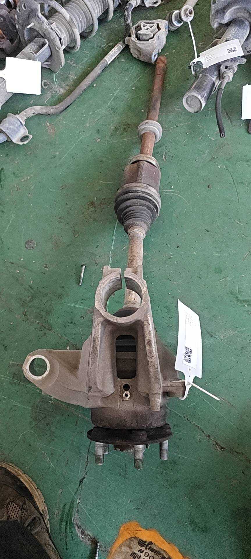 LR044017 Front Steering Knuckle, Right