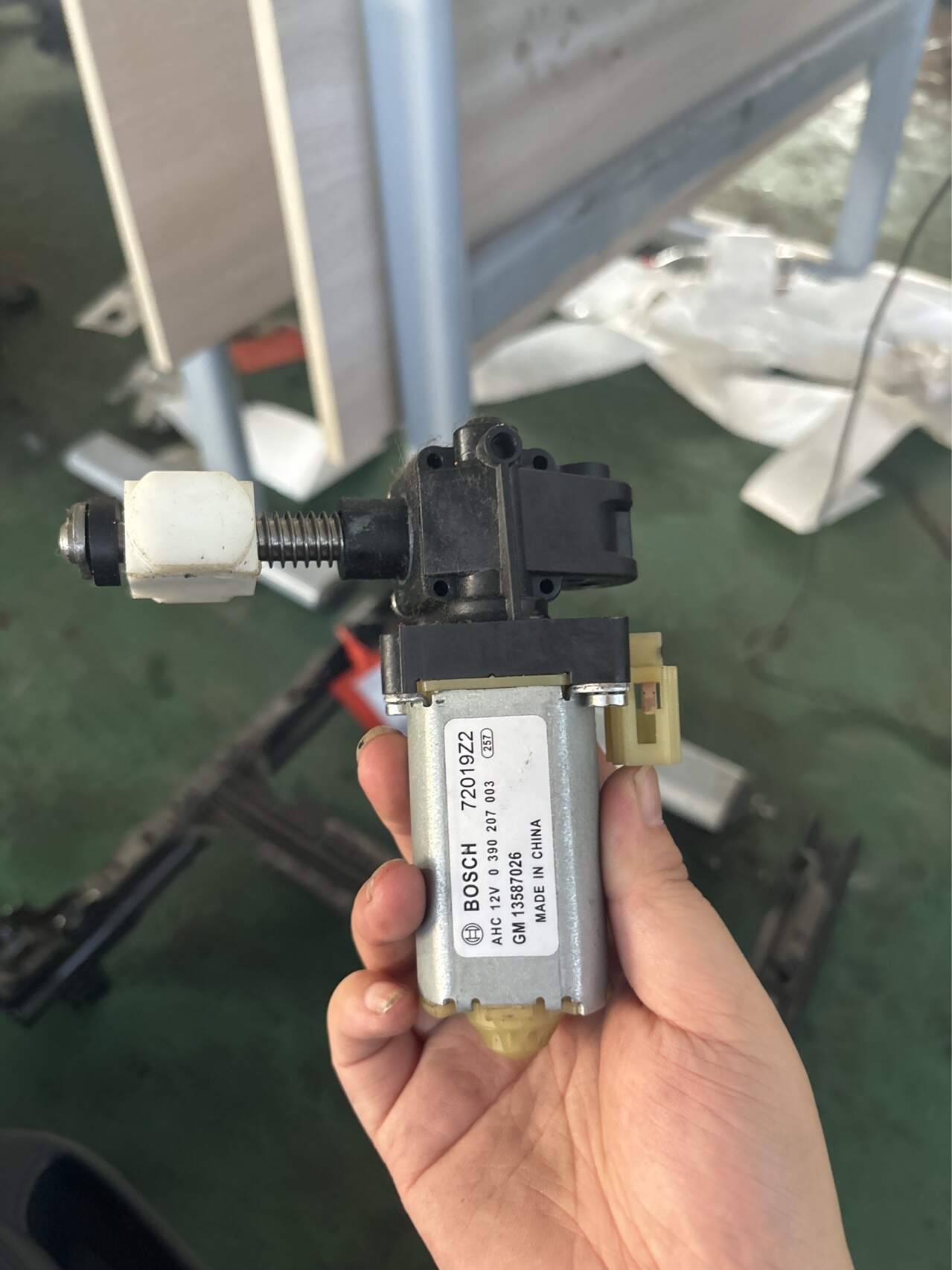 13587026 前座椅倾斜调节执行器(右)