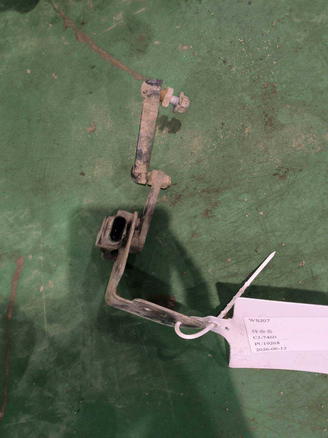 P0006089AD Vehicle Height Sensor and Mounting Bracket Assembly - Rear Right