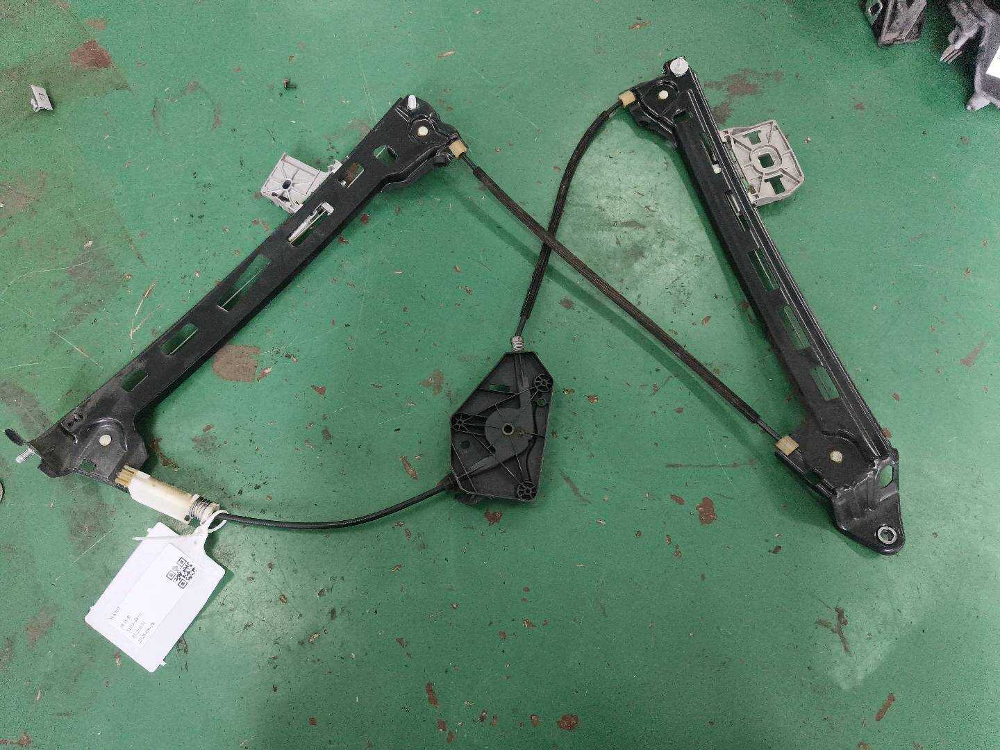 3C8837462J 前门玻璃升降支架(右)