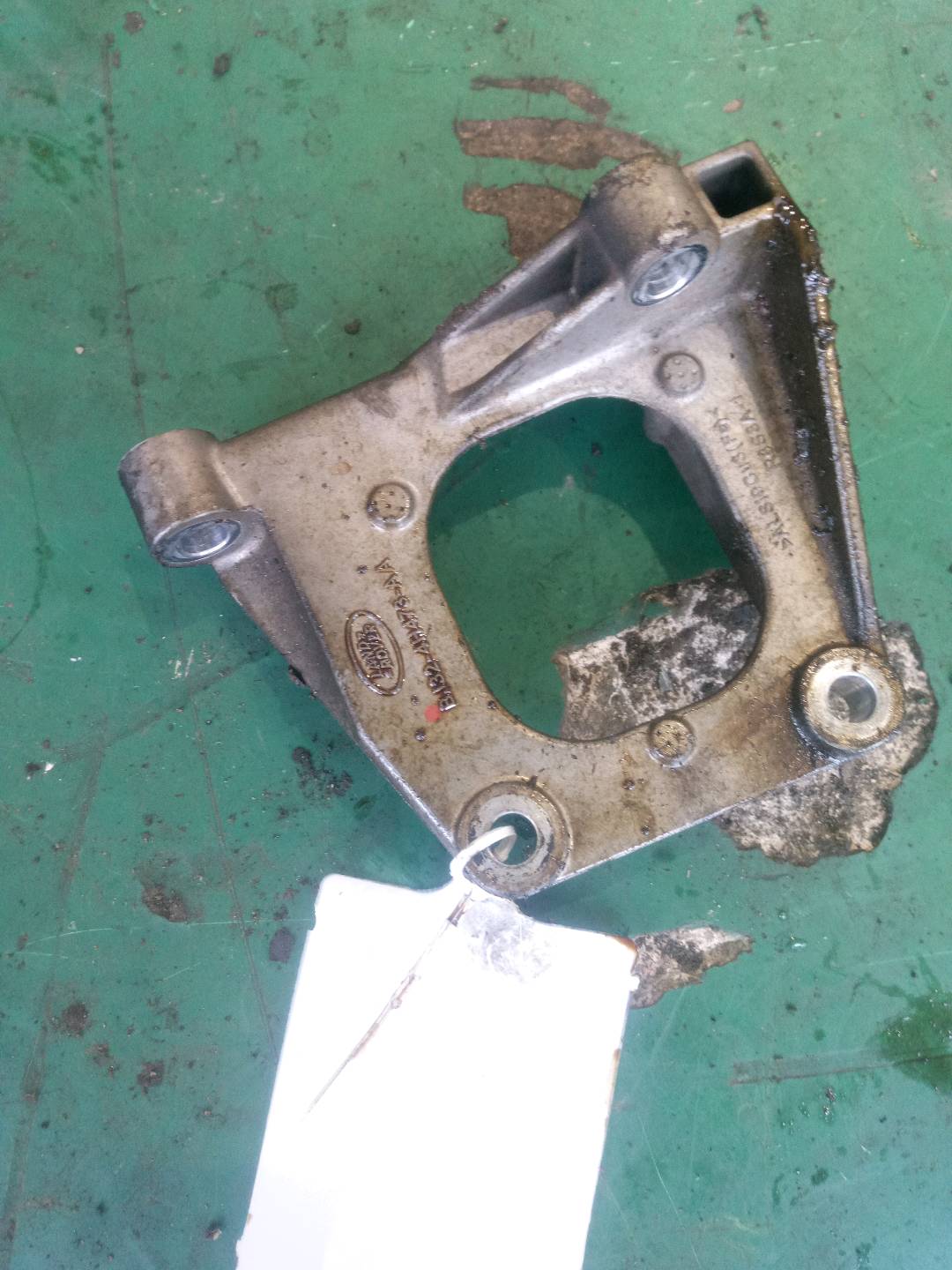 LR024734 Front Axle Shaft Bracket