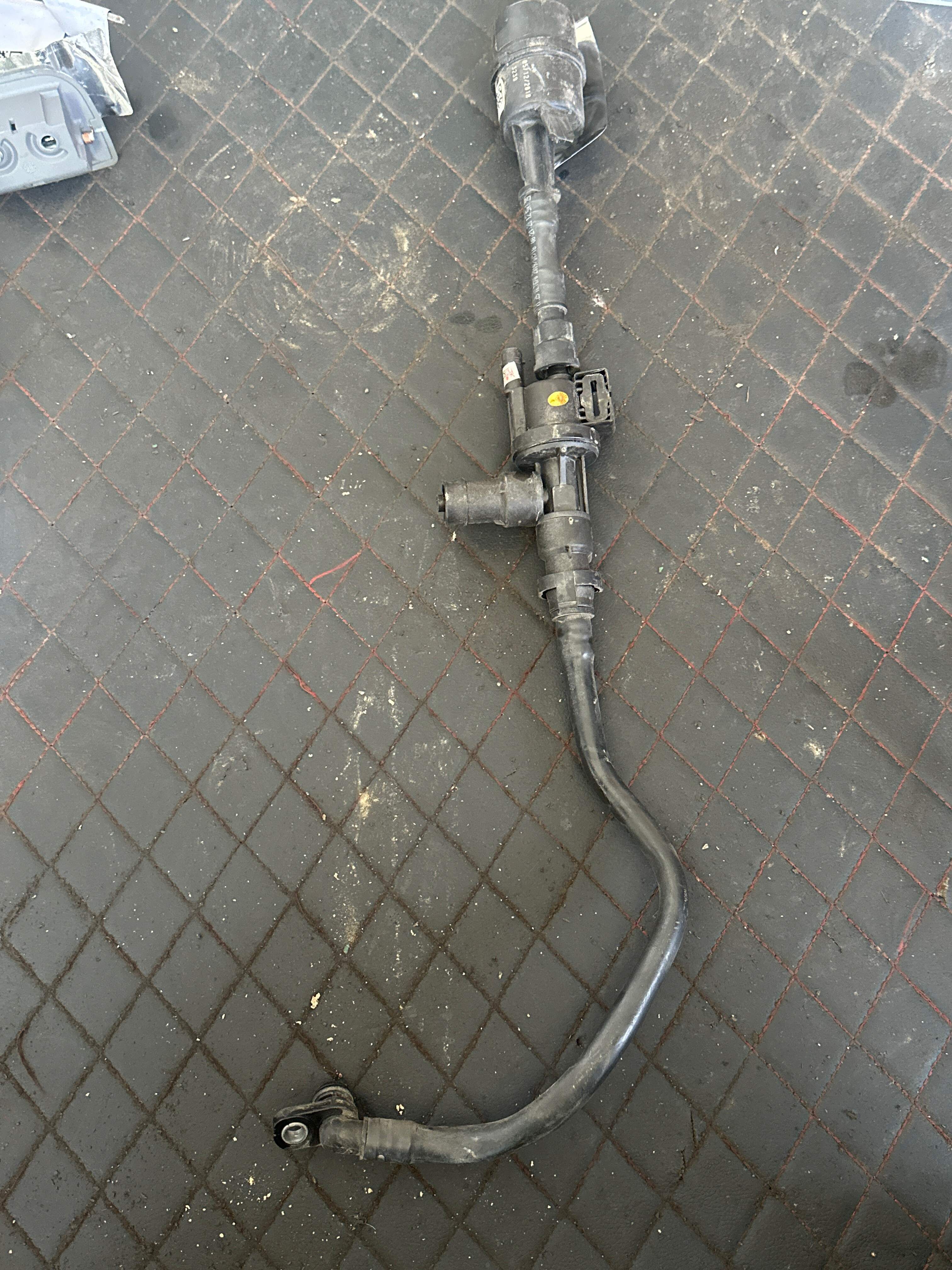 13908681537 燃油箱通风管(含谐振器)