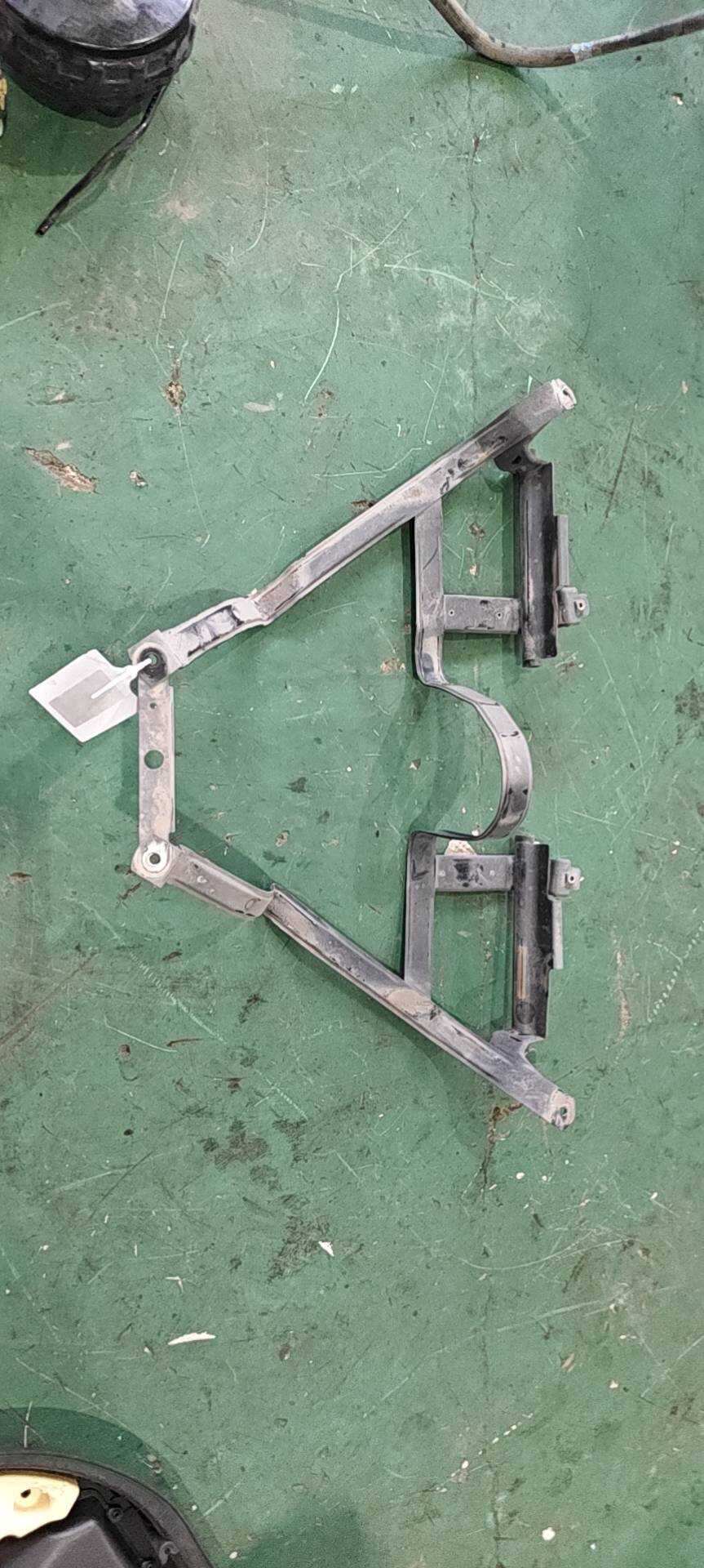 LR048133 Fuel Tank Strap