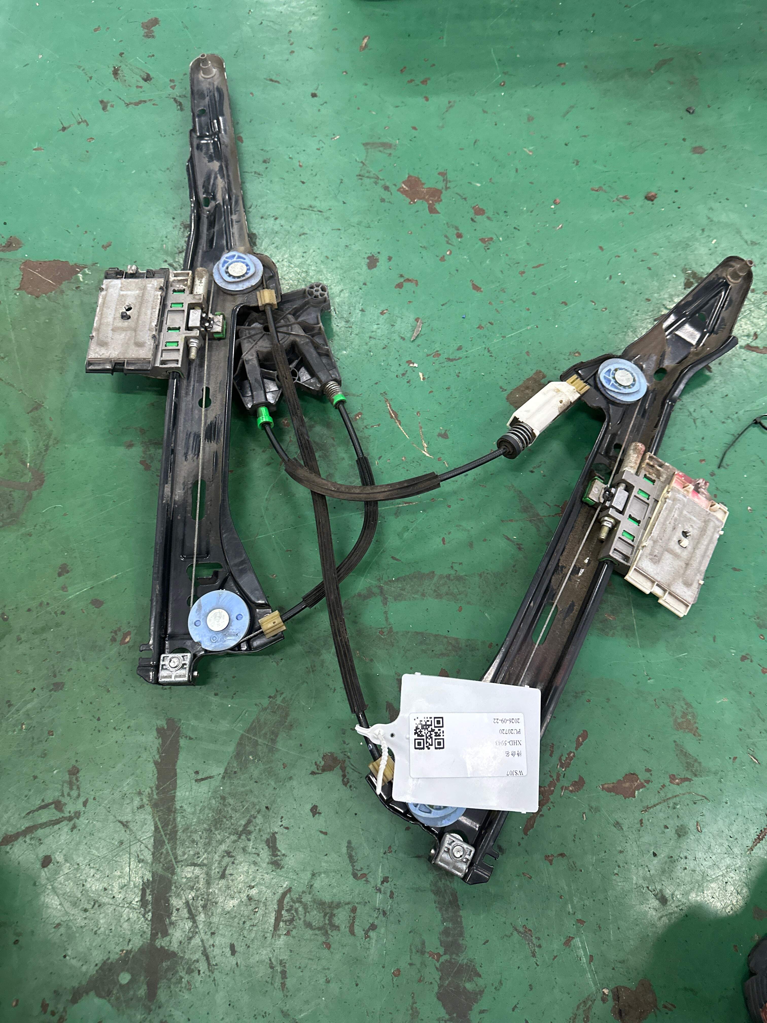 8T8839462 后门玻璃升降支架(右)