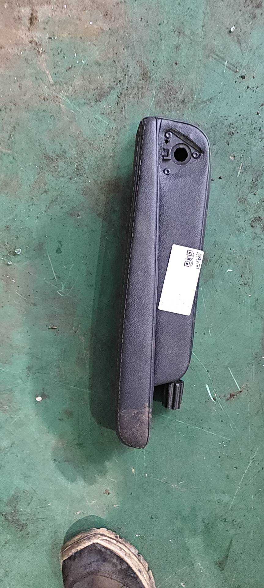 LR022085 前座椅扶手（右）