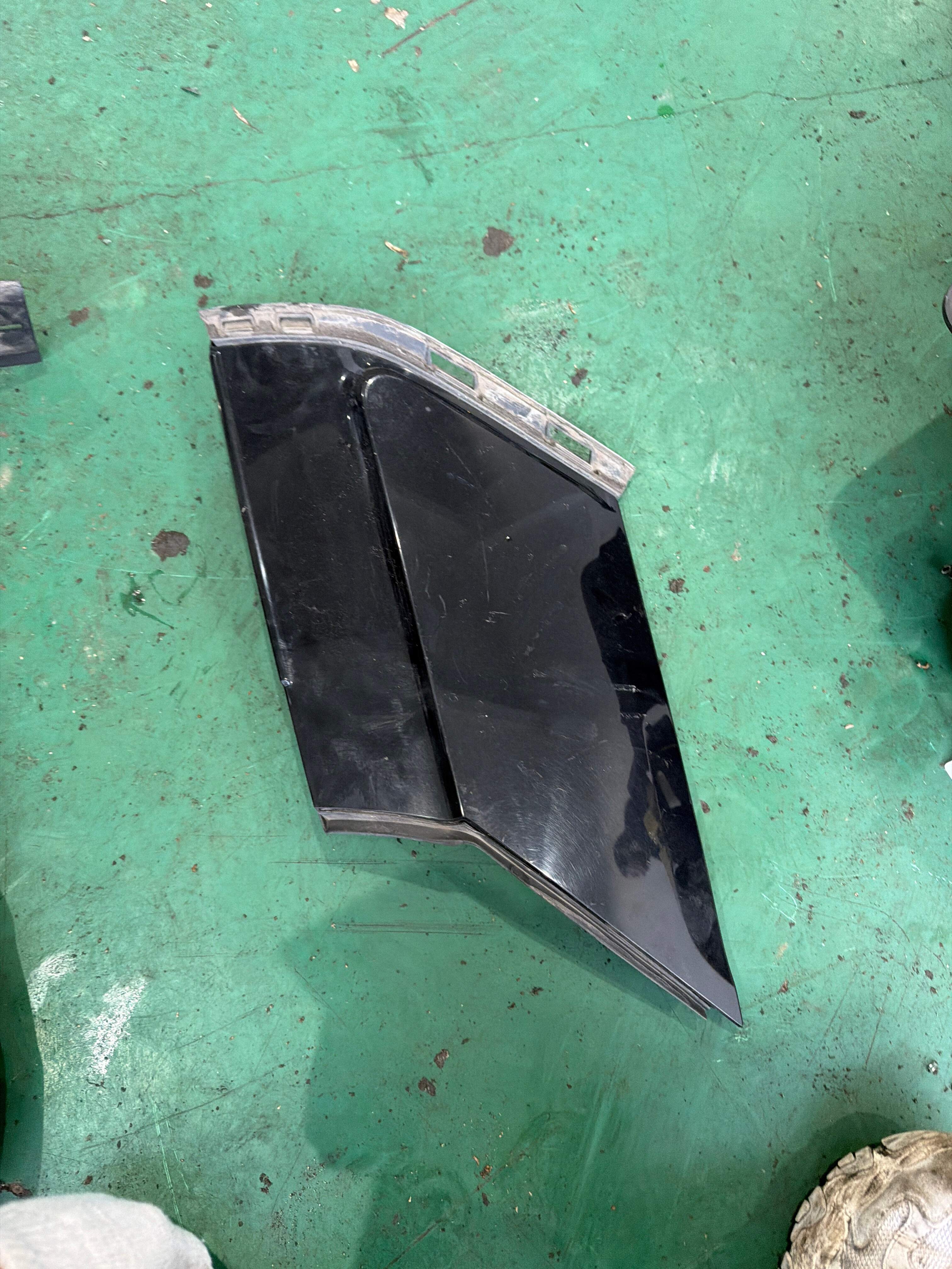 LR046099 Tailgate Outer Trim Panel (Left Upper)