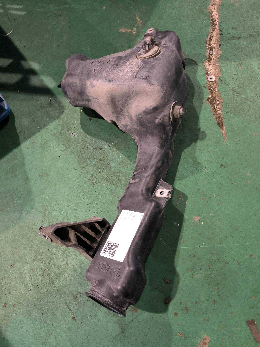 A2048690520 Front Windshield Washer Reservoir
