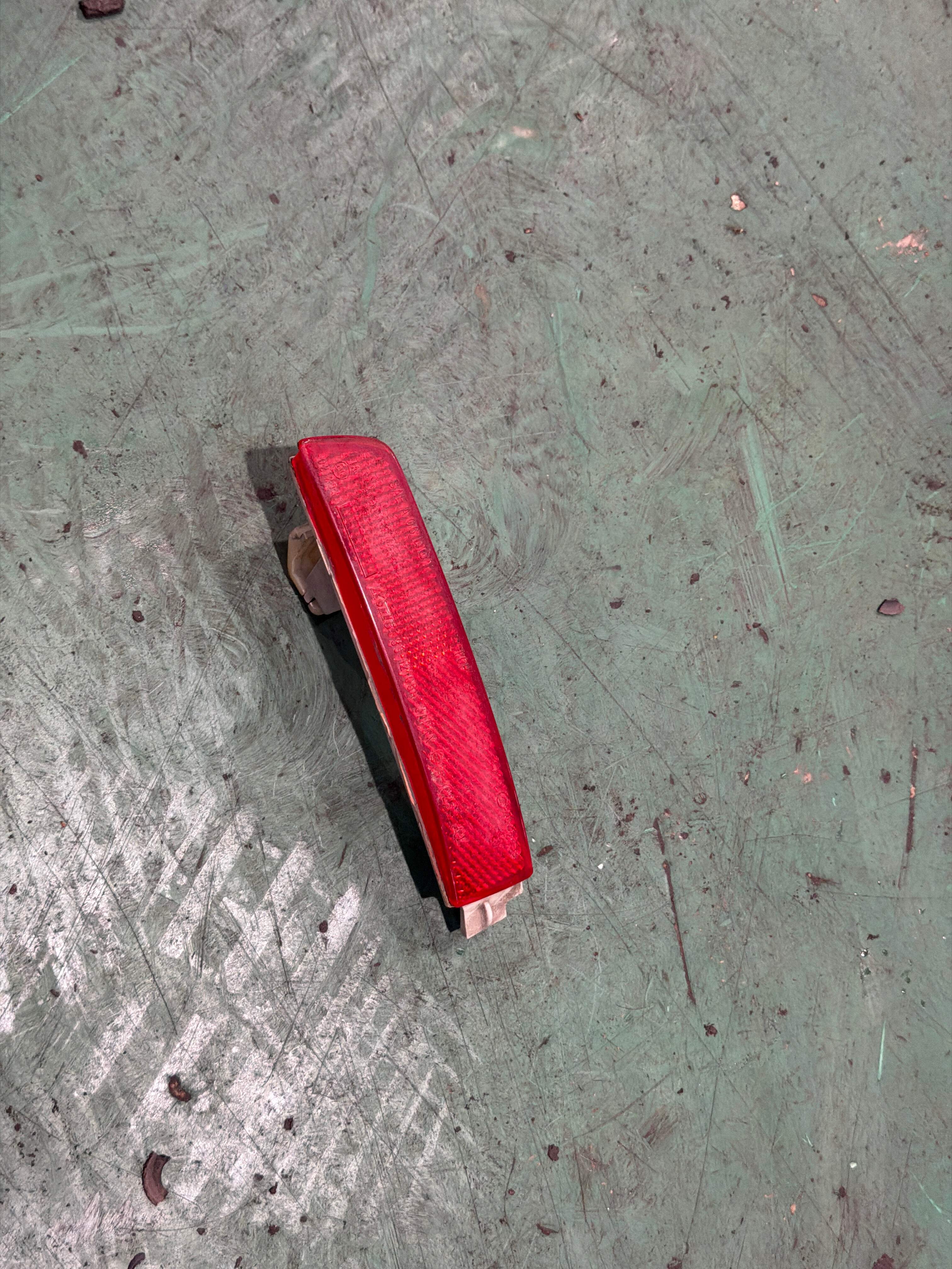 265655C000 反射器总成（右）