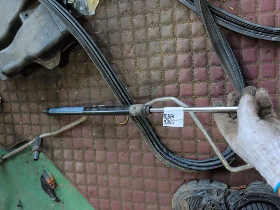 689600W490 尾盖撑杆(左)