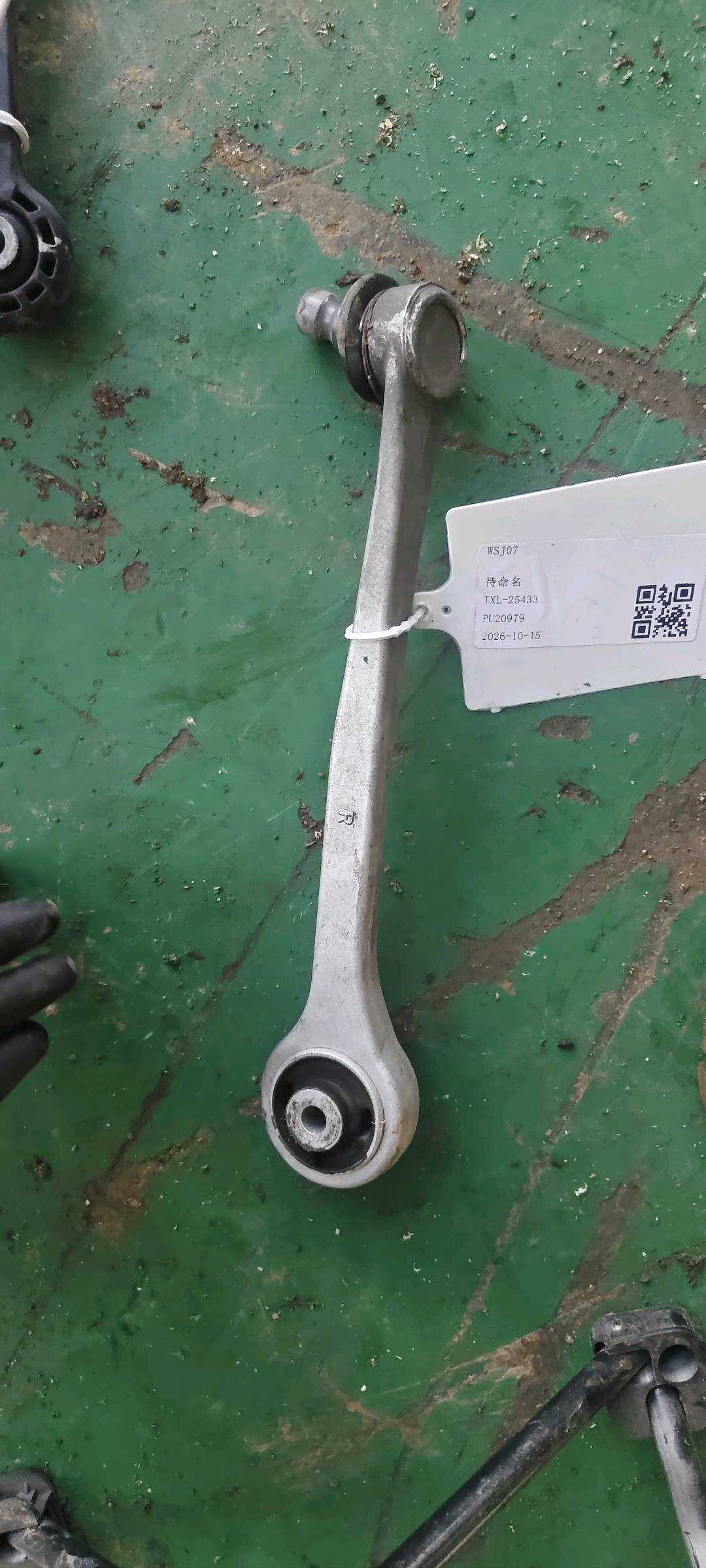 L8KD407506 前上摆臂（右前）