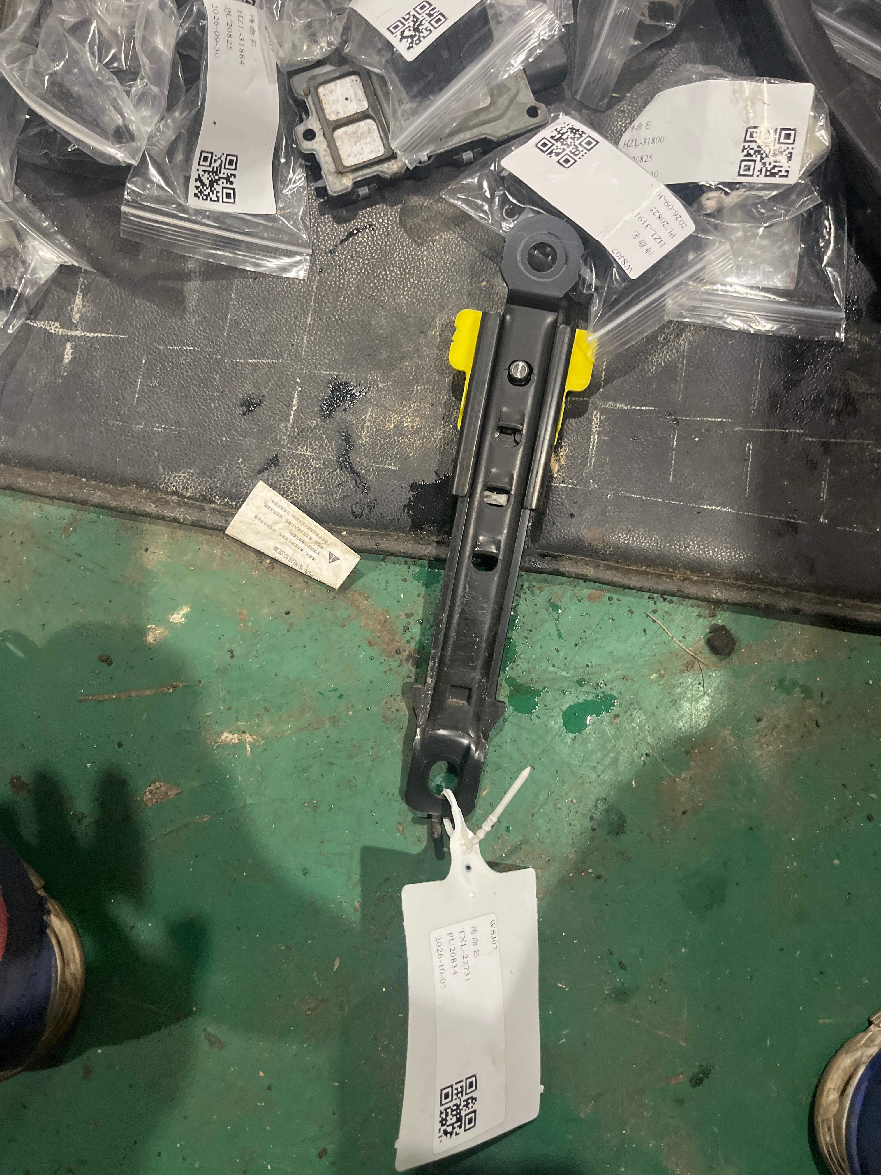 888902Z000 副驾驶员座椅安全带高度调节器