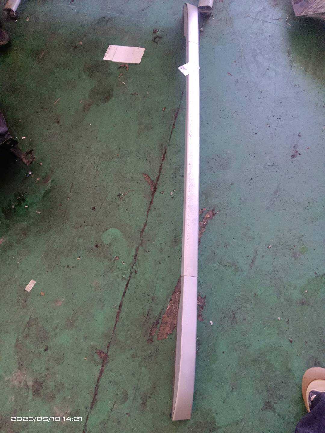 9802067580 车顶行李架(左)