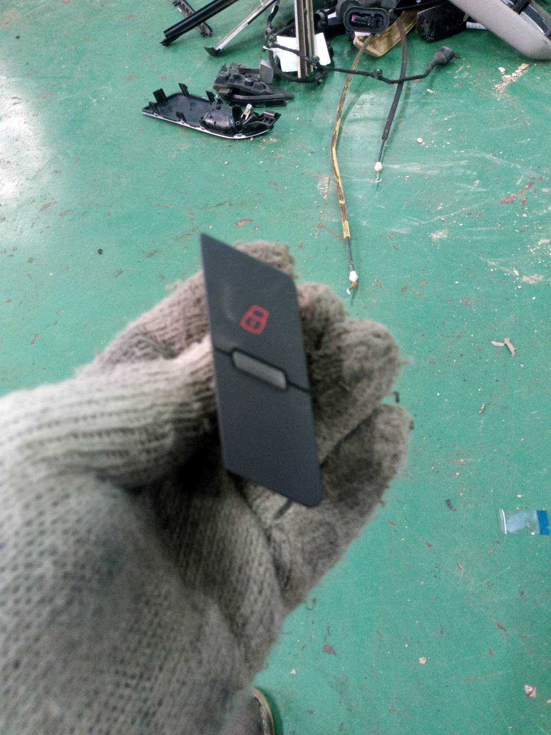 4FD962108A 后门锁止开关（右）