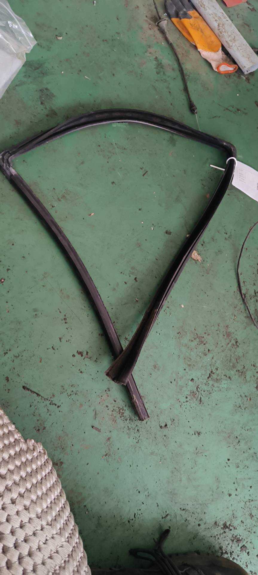 A1647350725 后门玻璃绒槽(左)