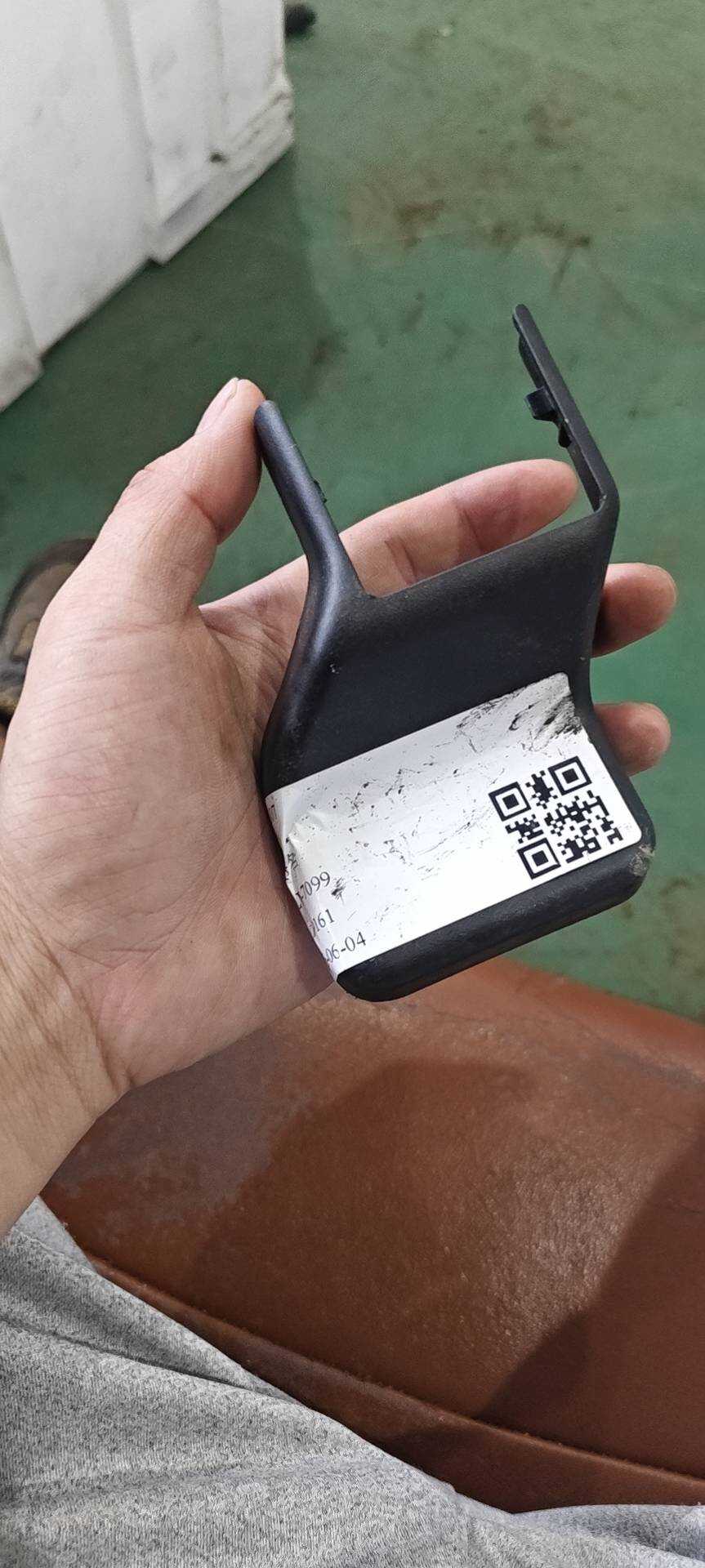 1018039670 左前座椅左后支架装饰罩