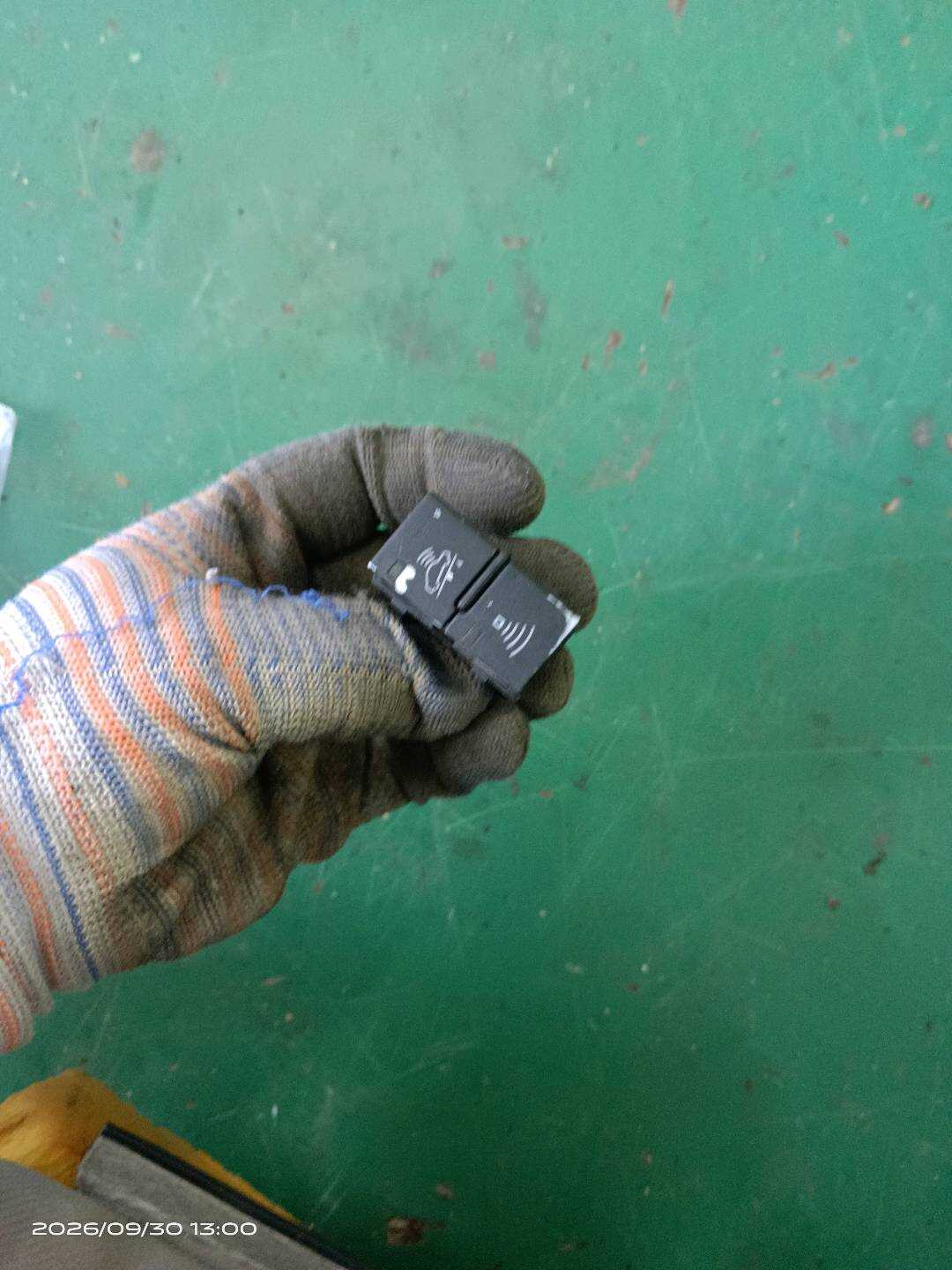 8E19621095PR 尾盖开启开关(车内)