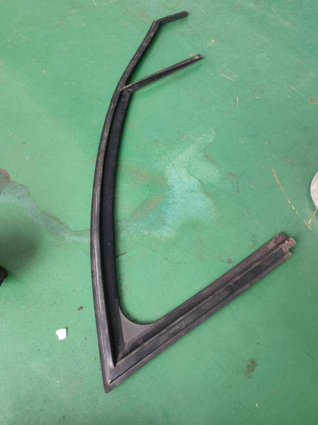 9300R0 前门玻璃绒槽(右)