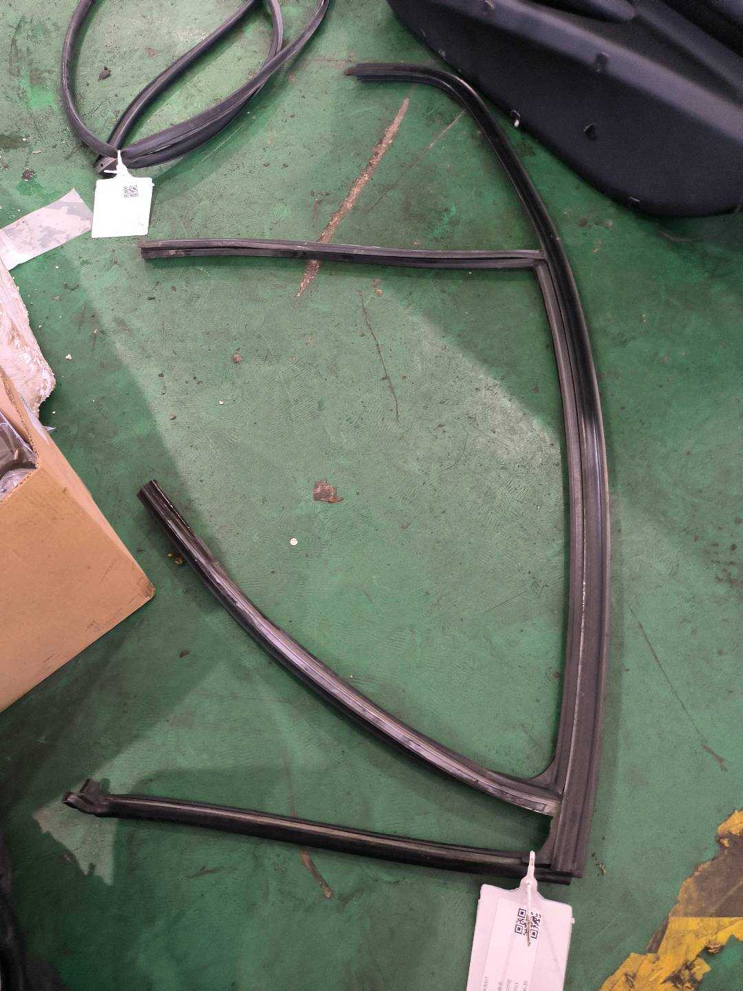 51357283570 后门玻璃绒槽（右）