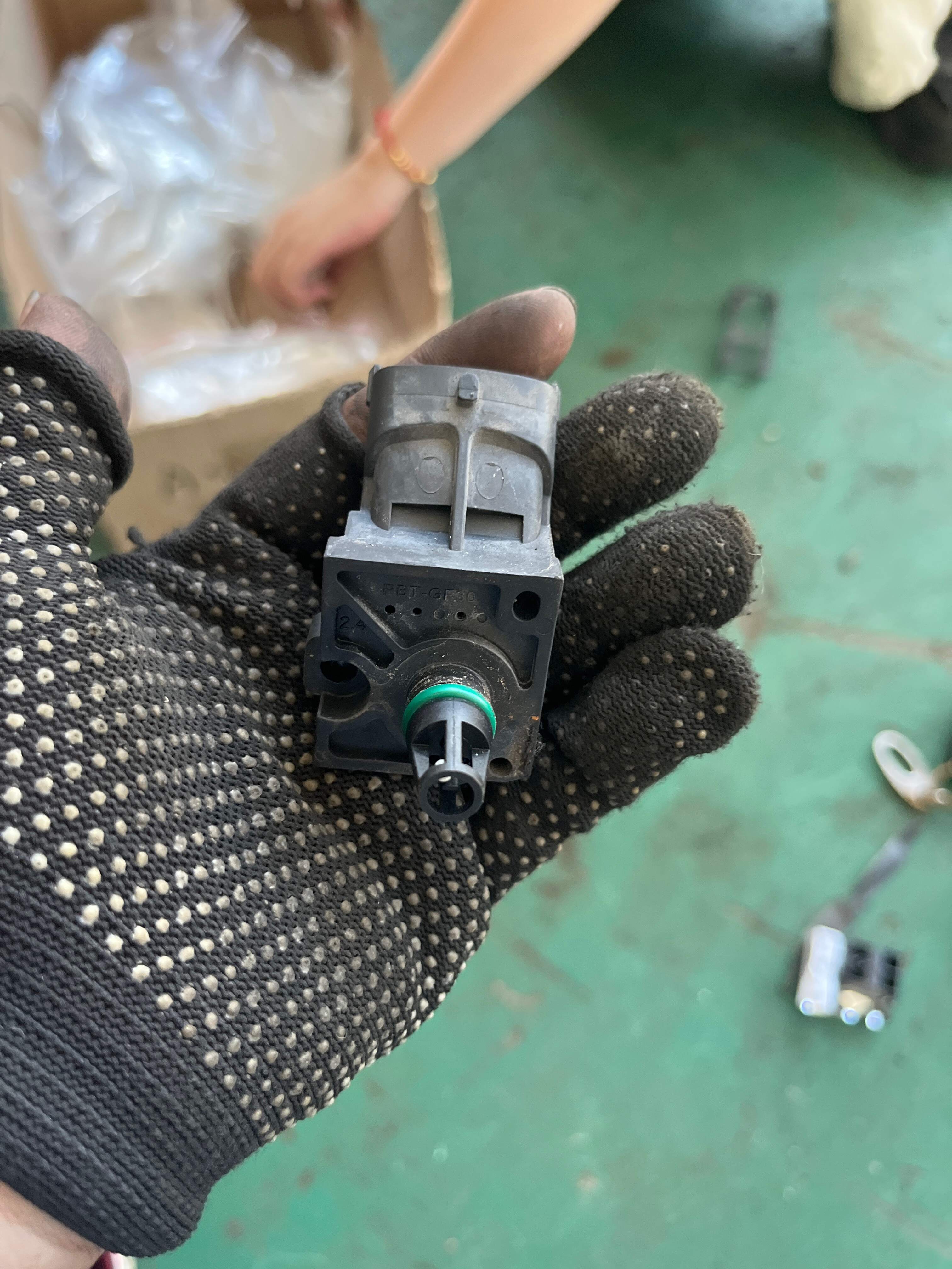 LR021587 Boost Pressure Sensor