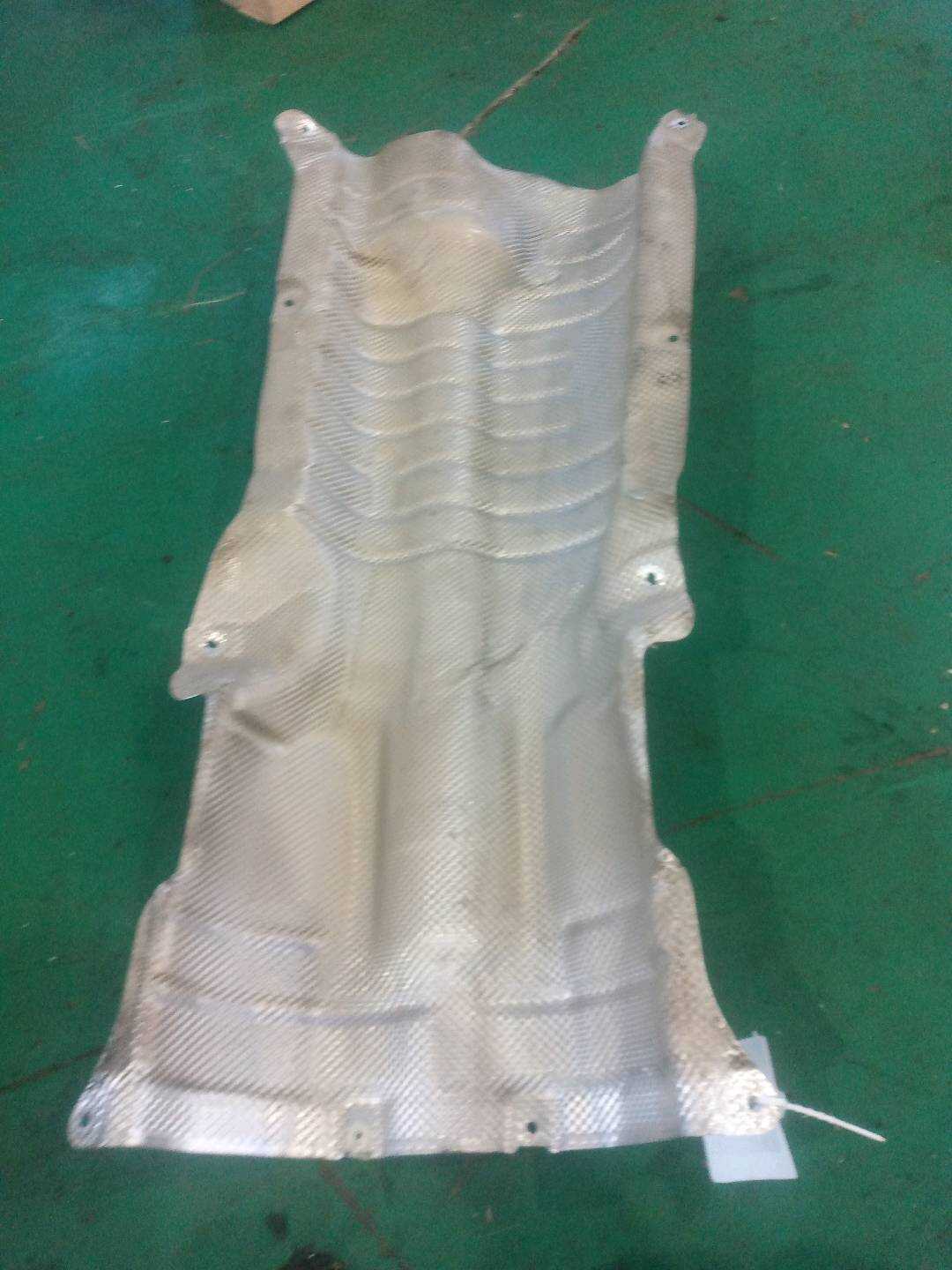 51487340981 排气管隔热罩(中)