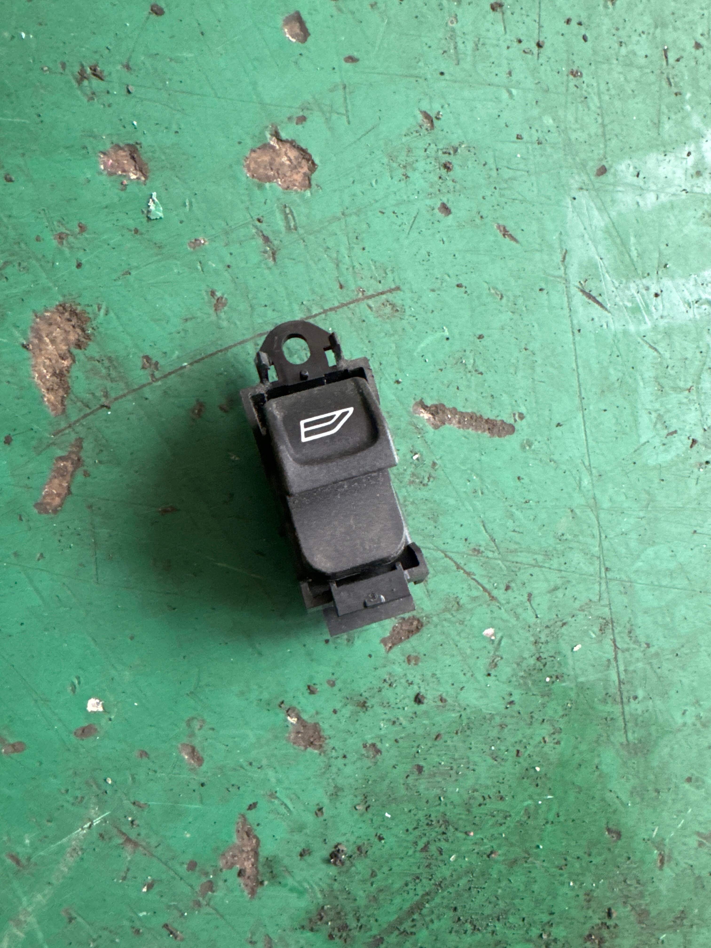 LR008313 Front Door Window Switch, Right