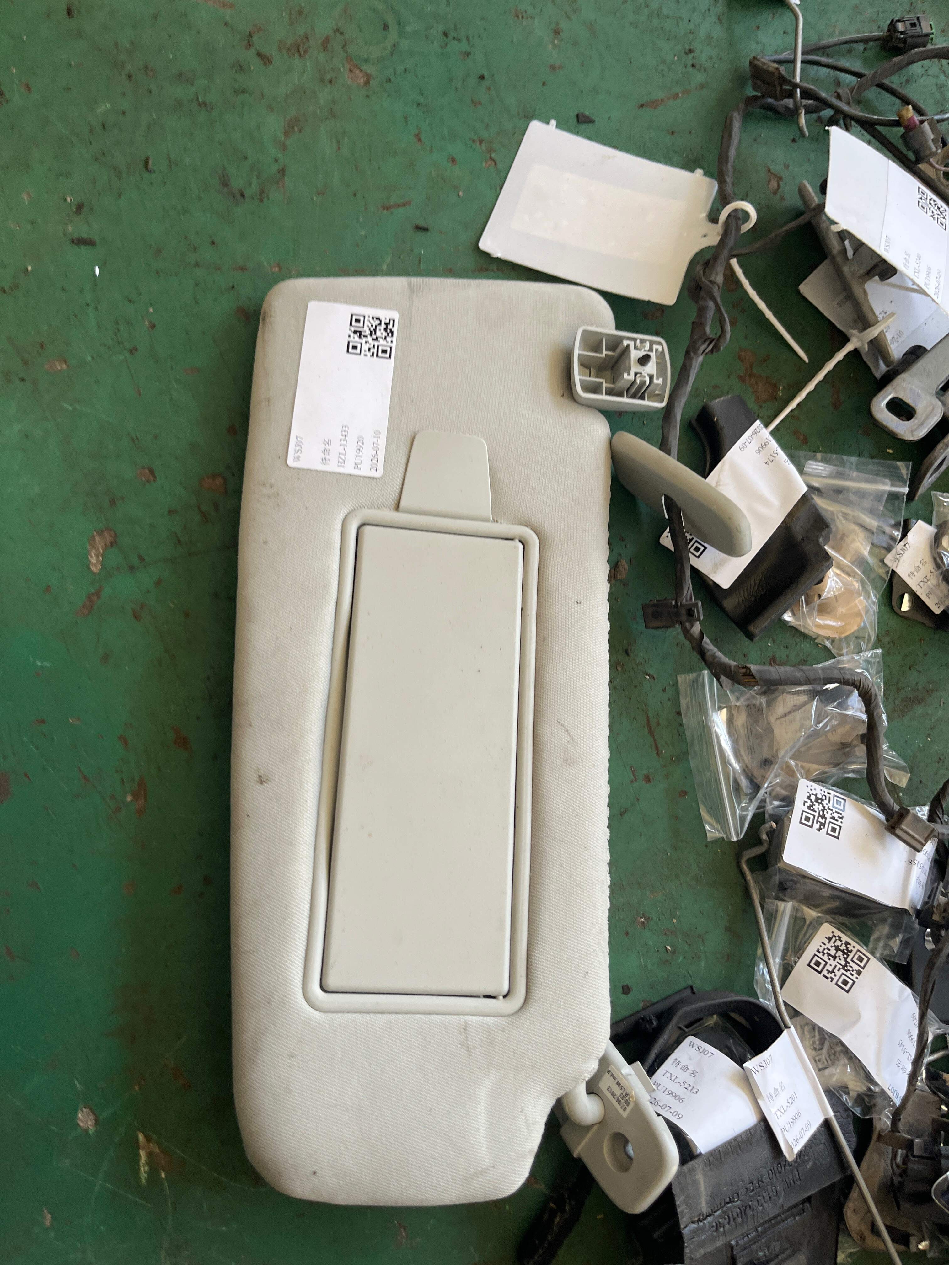 LR032638 Sun Visor, Right