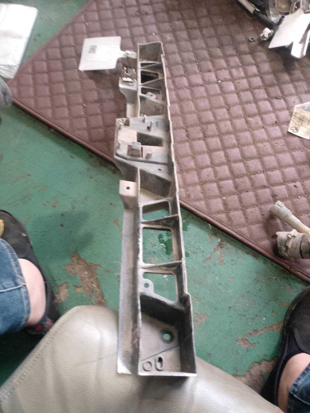 97050564101 后保险杠支架(中)