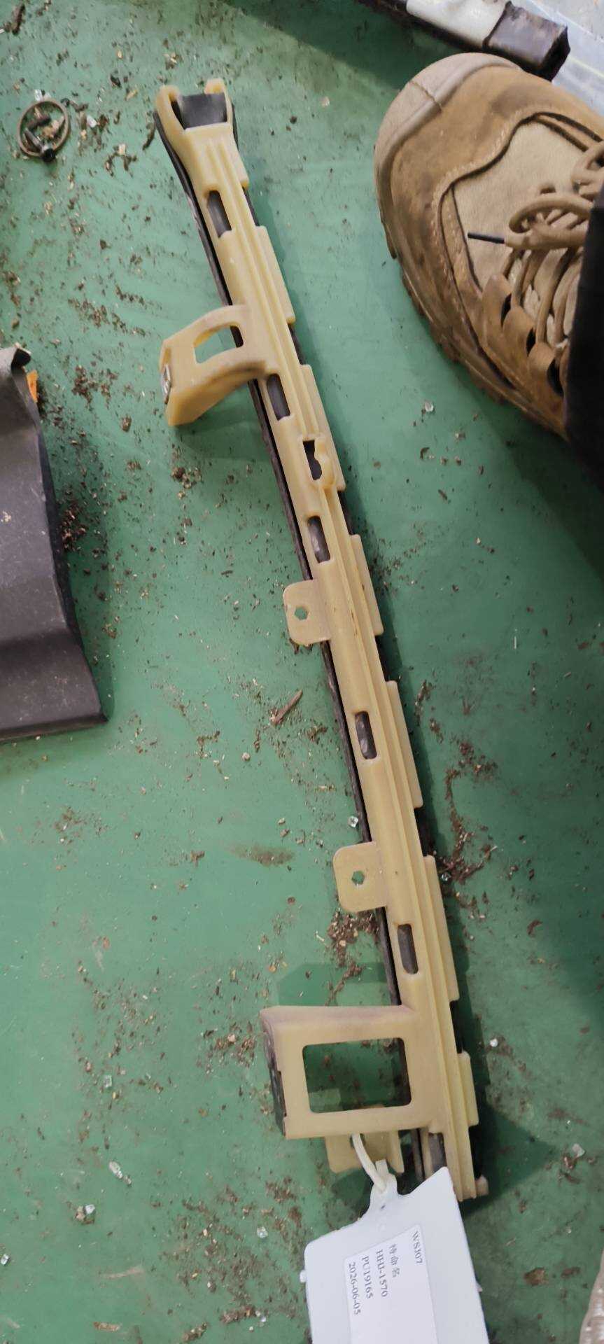22999243 前门玻璃托架(右)