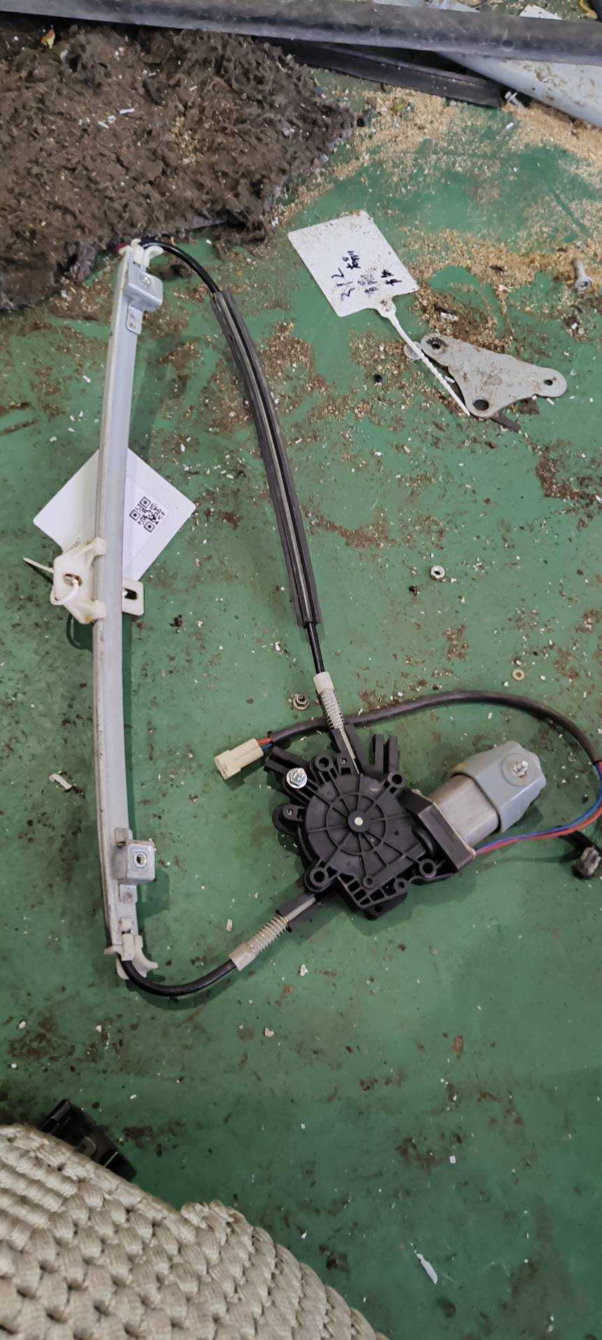330839399E 后门玻璃升降器总成（左）