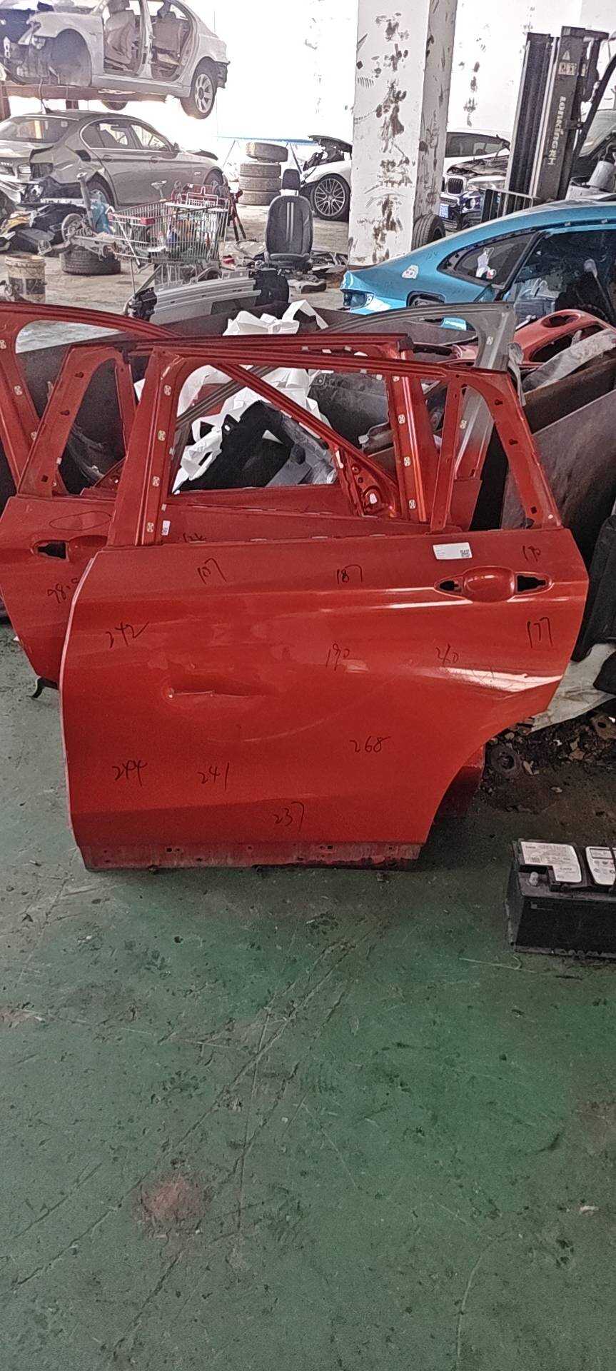 41007414379 后门壳(左)