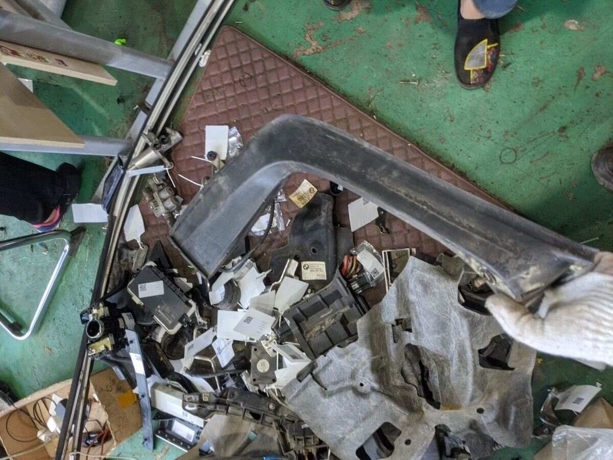51497186528 尾盖排水槽(右)