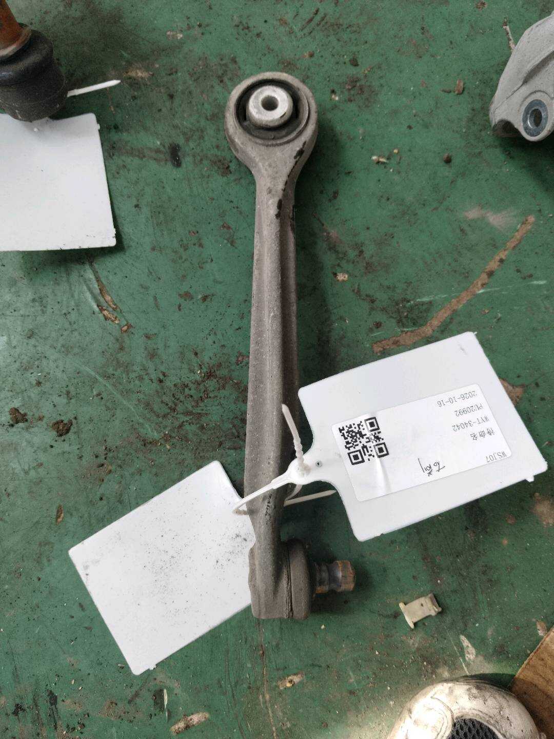 L8ED407506 前上摆臂(右前)