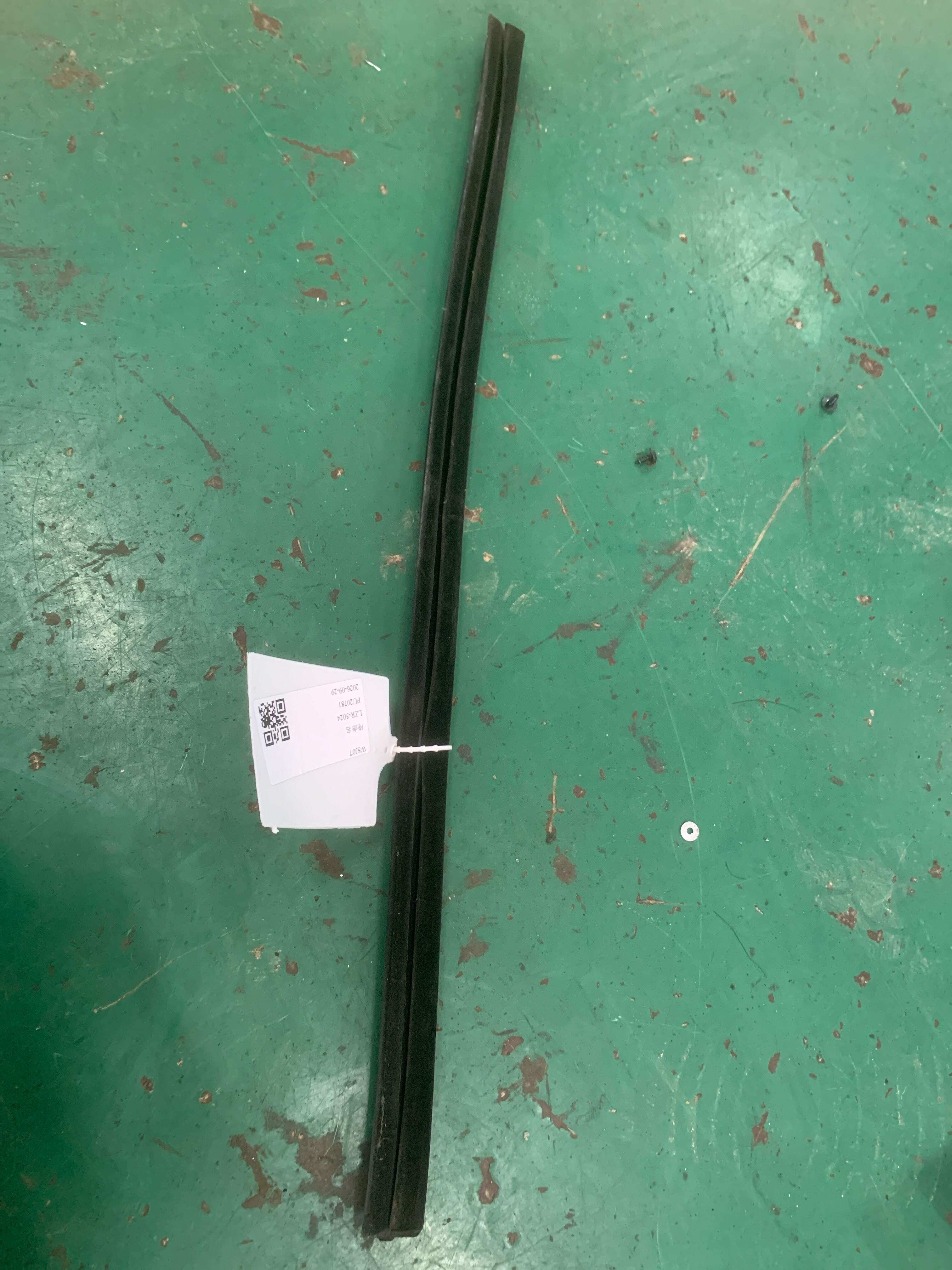 832413S000 后门玻璃压条（右内）
