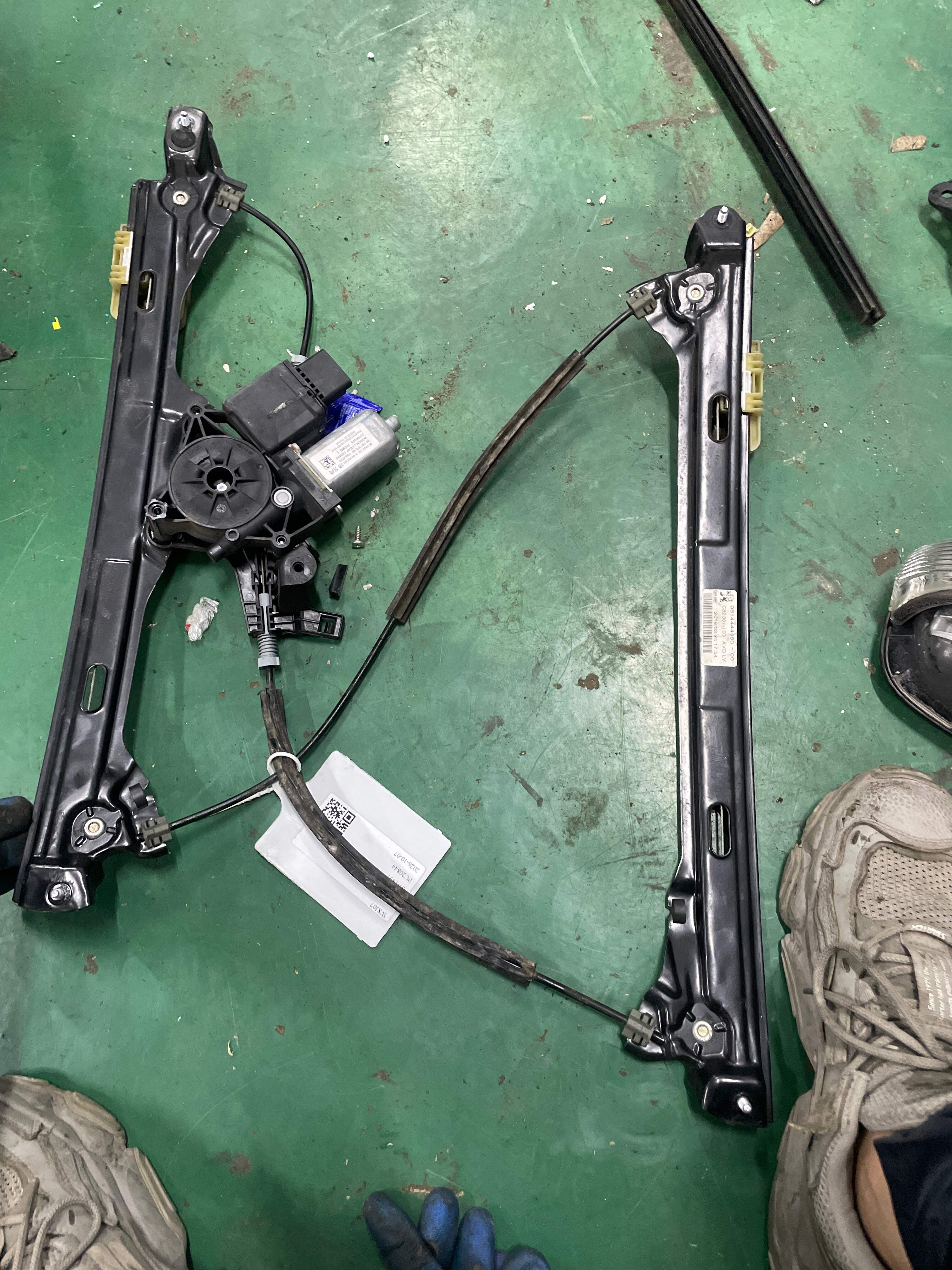 YL00351380 前门玻璃升降支架(左)