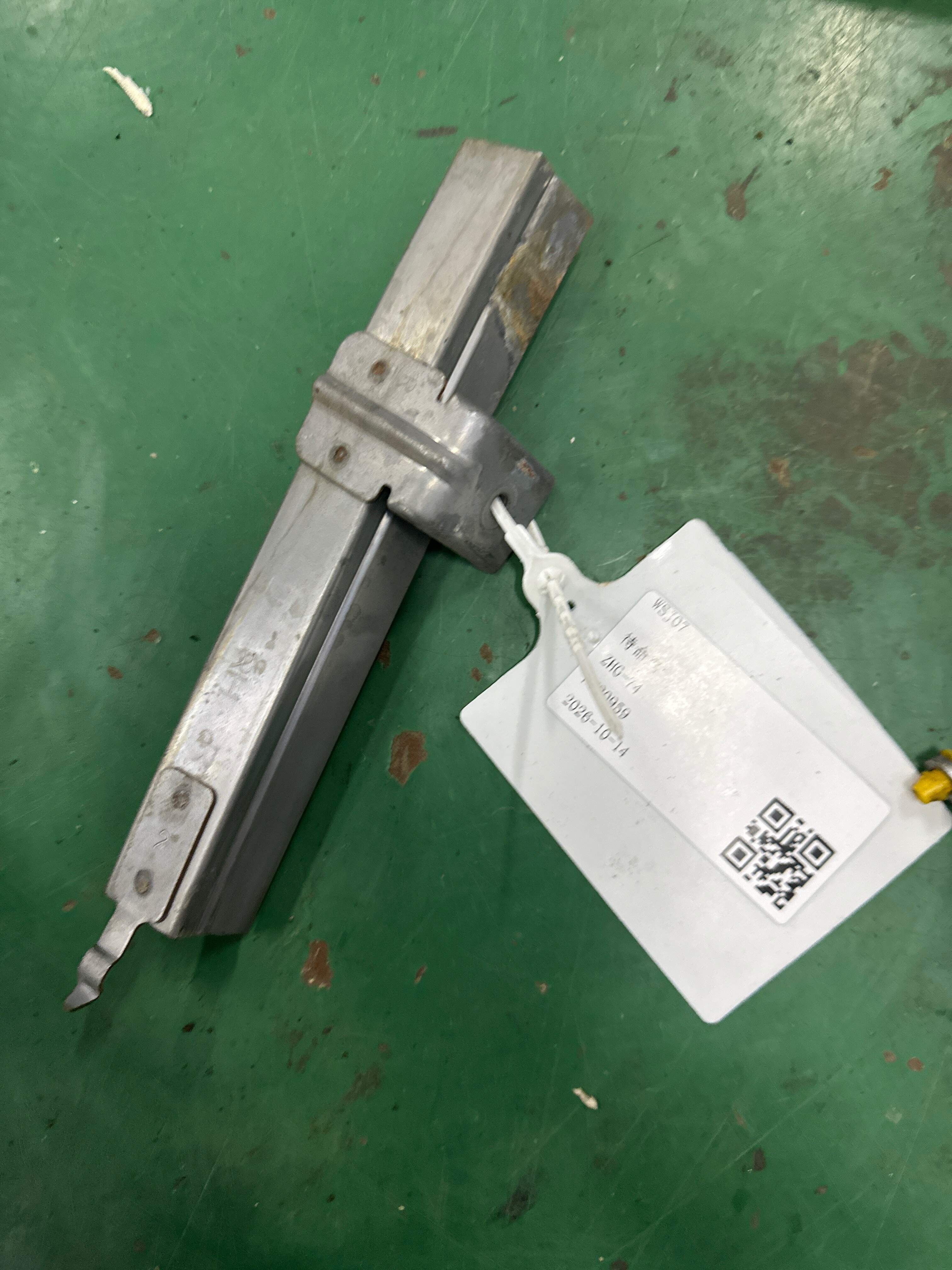 82216JE20A 后门玻璃导轨(右后)