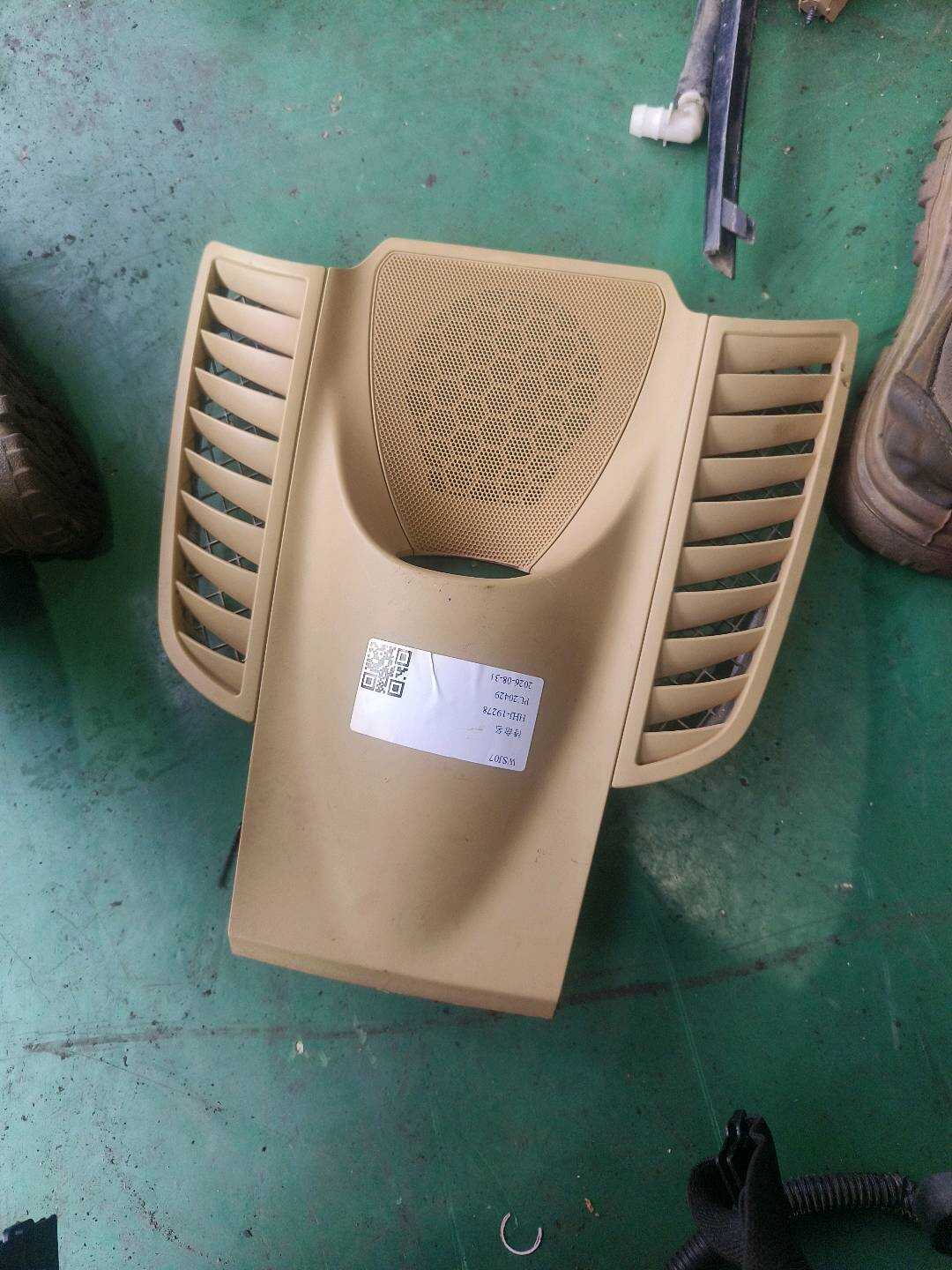 95855218901 仪表台扬声器罩(中)