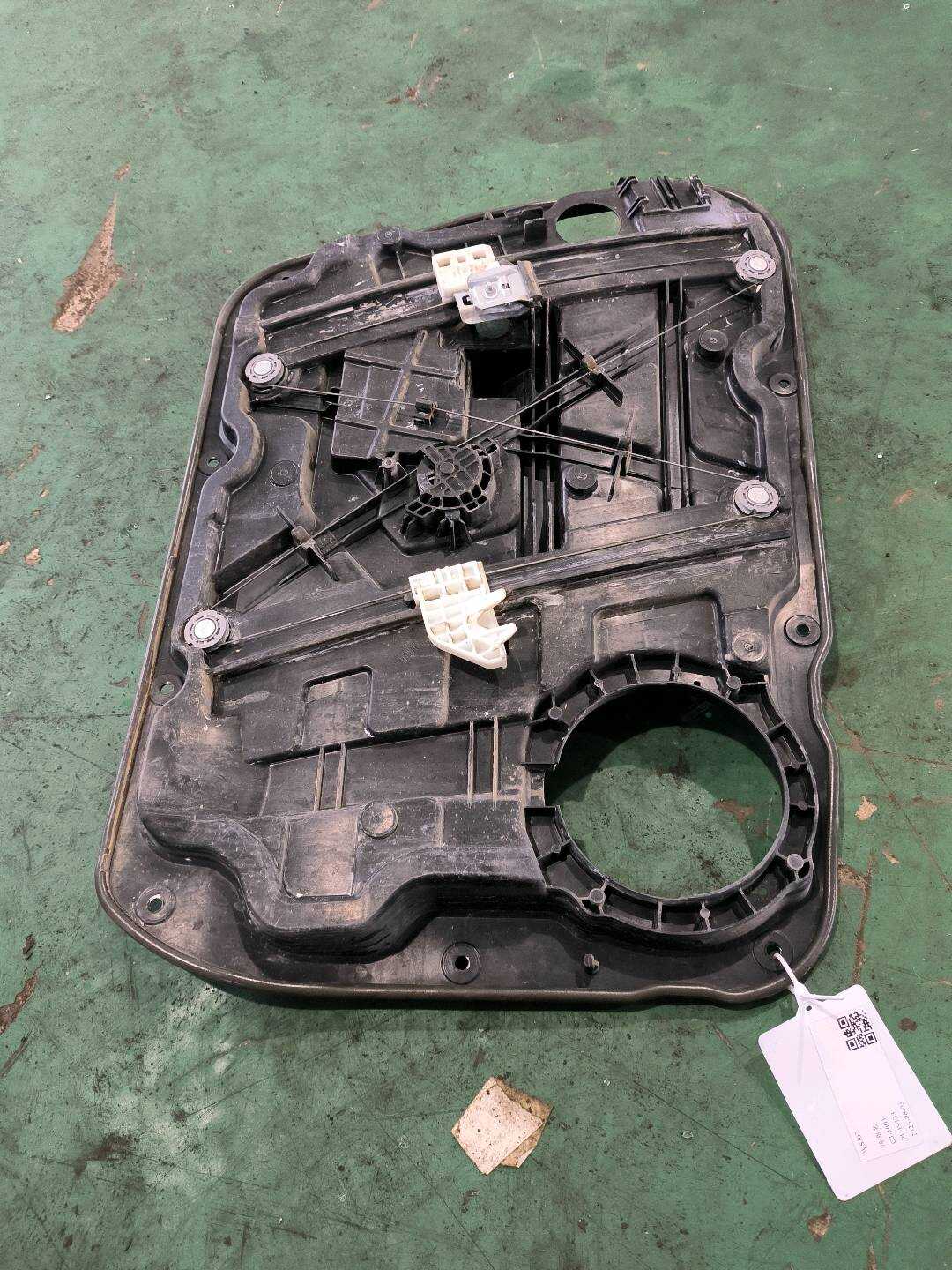 82481B3000 前门玻璃升降支架（右）