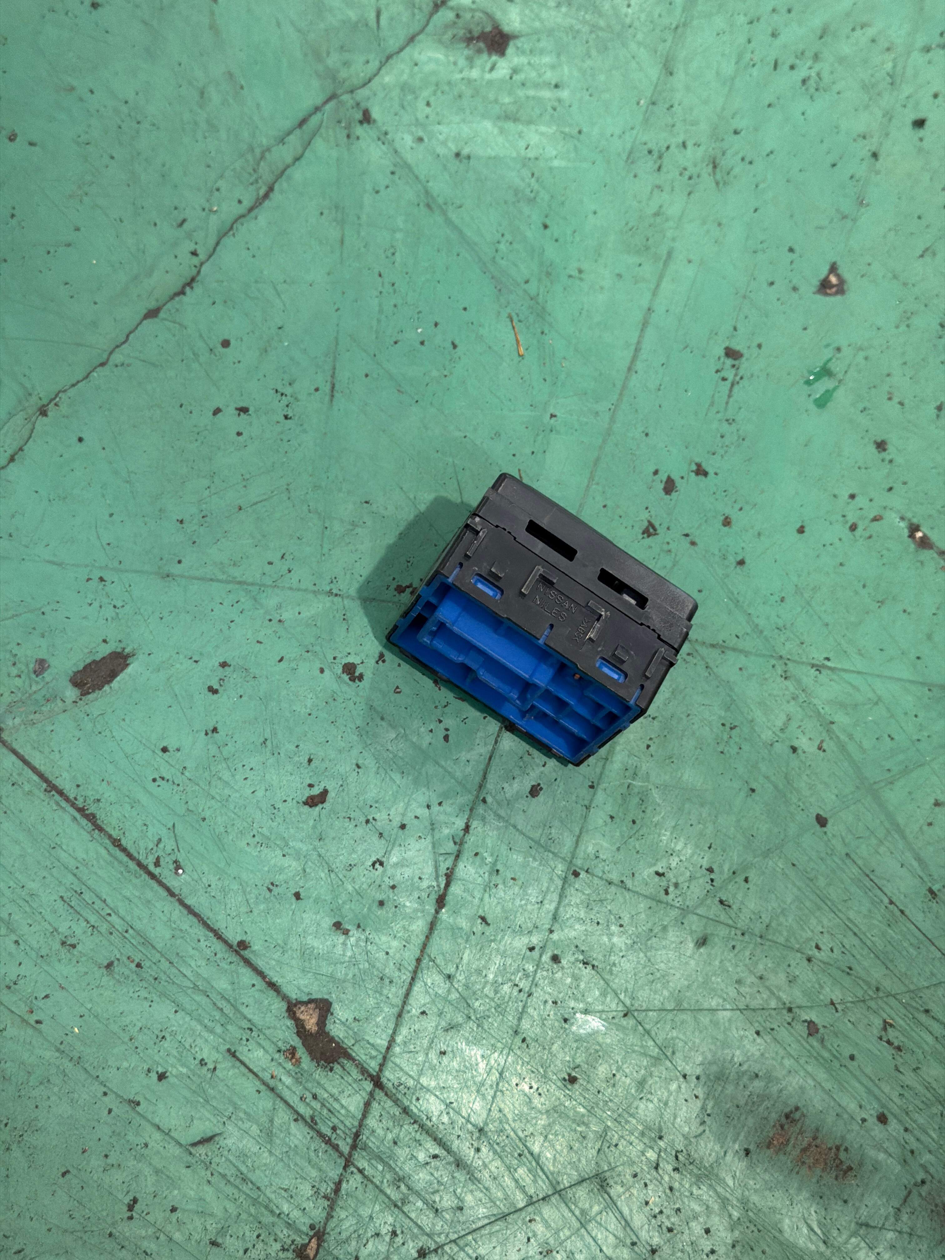 255701CA0A 倒车镜调整开关