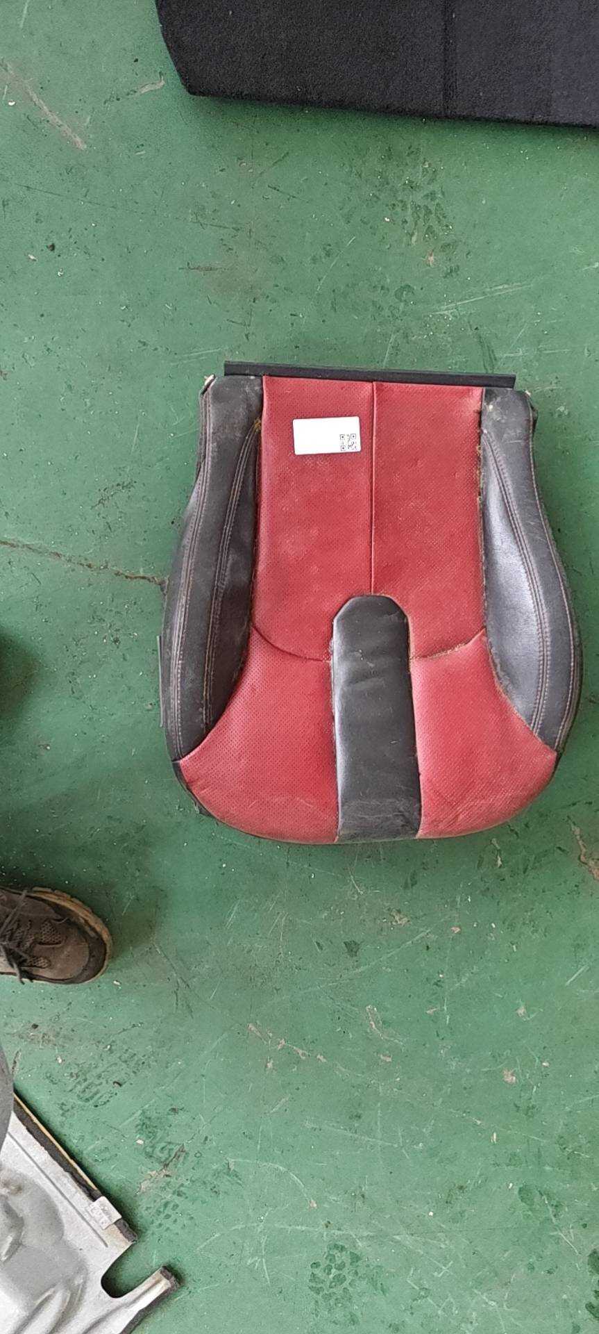 LR026566 Passenger Seat Base